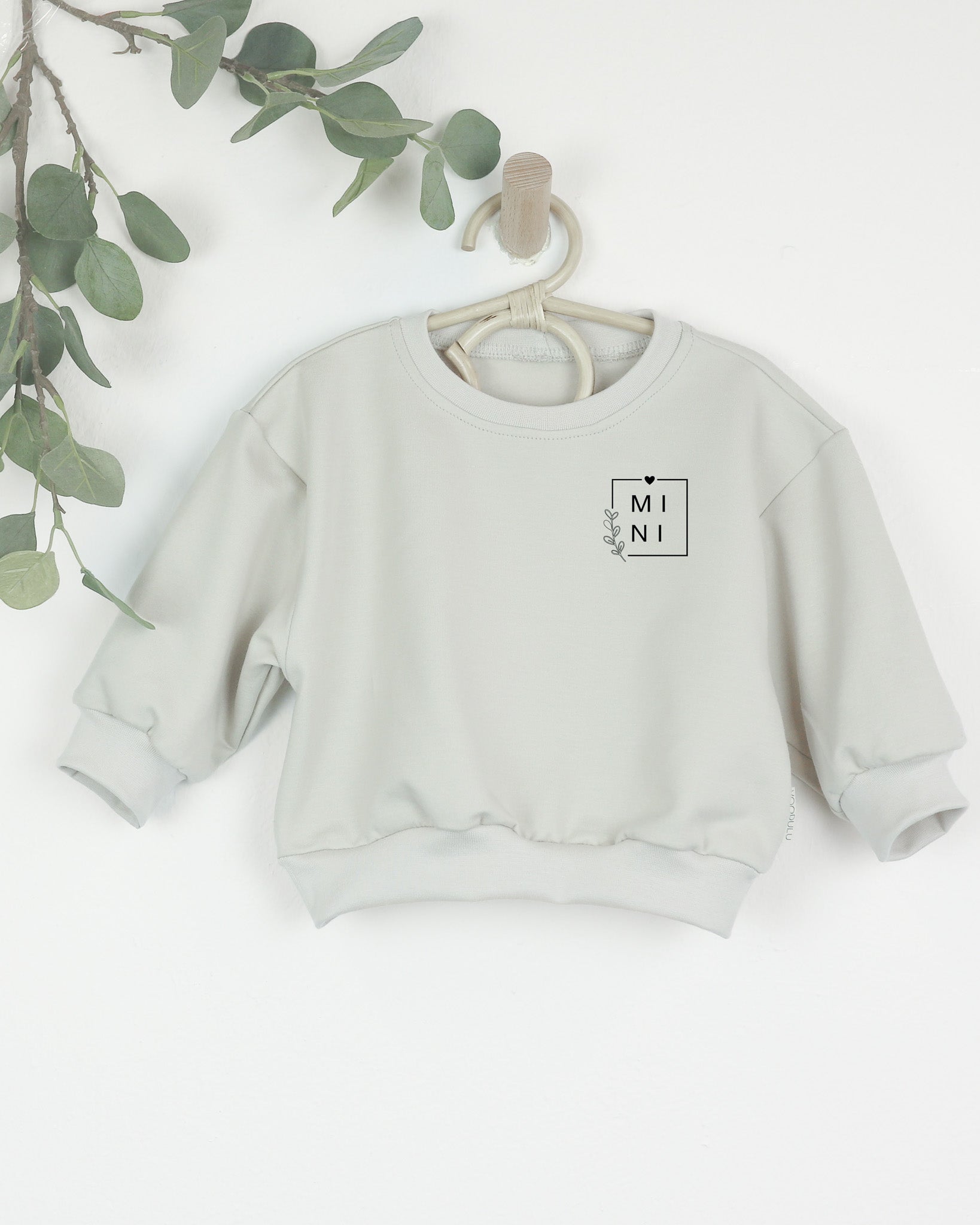 Baby Oversize Pullover in Beige mit „Mini“-Print von VOODULU
