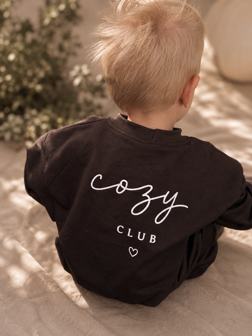 Schokobraunes Oversize-Sweatshirt für Babys und Kinder mit großem weißem Cozy-Club-Rückenprint