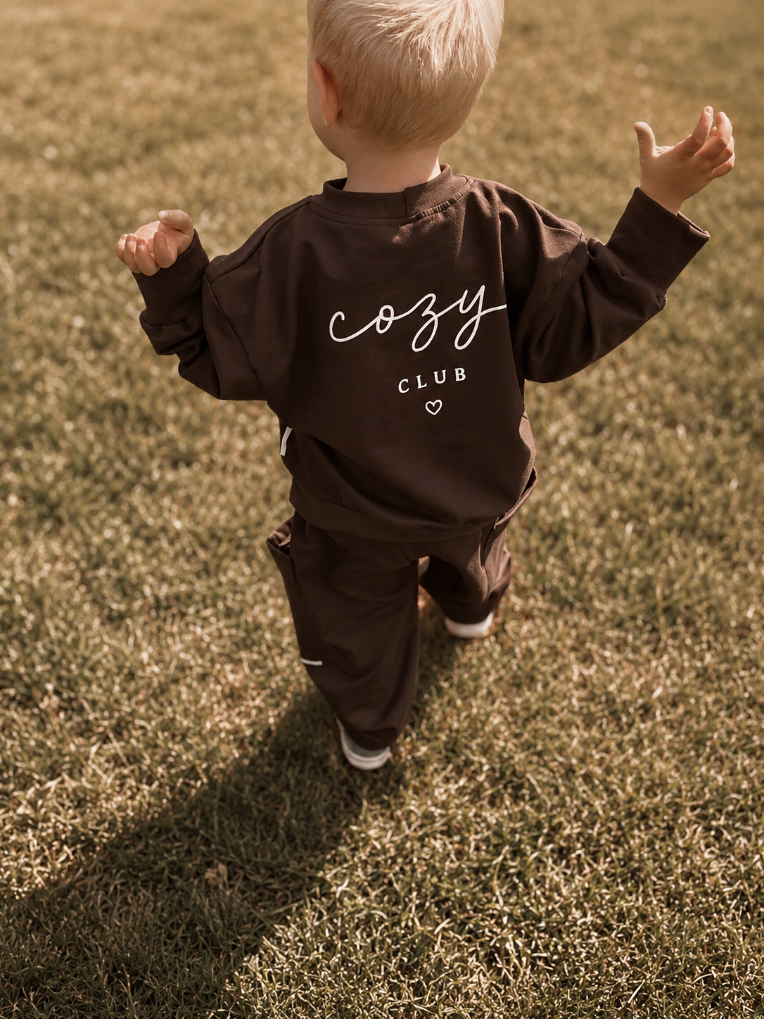 Schokobraunes Cozy Club Sweat-Set für Babys und Kinder aus mitwachsendem Oversize-Pullover und Barrel Hose mit Taschen
