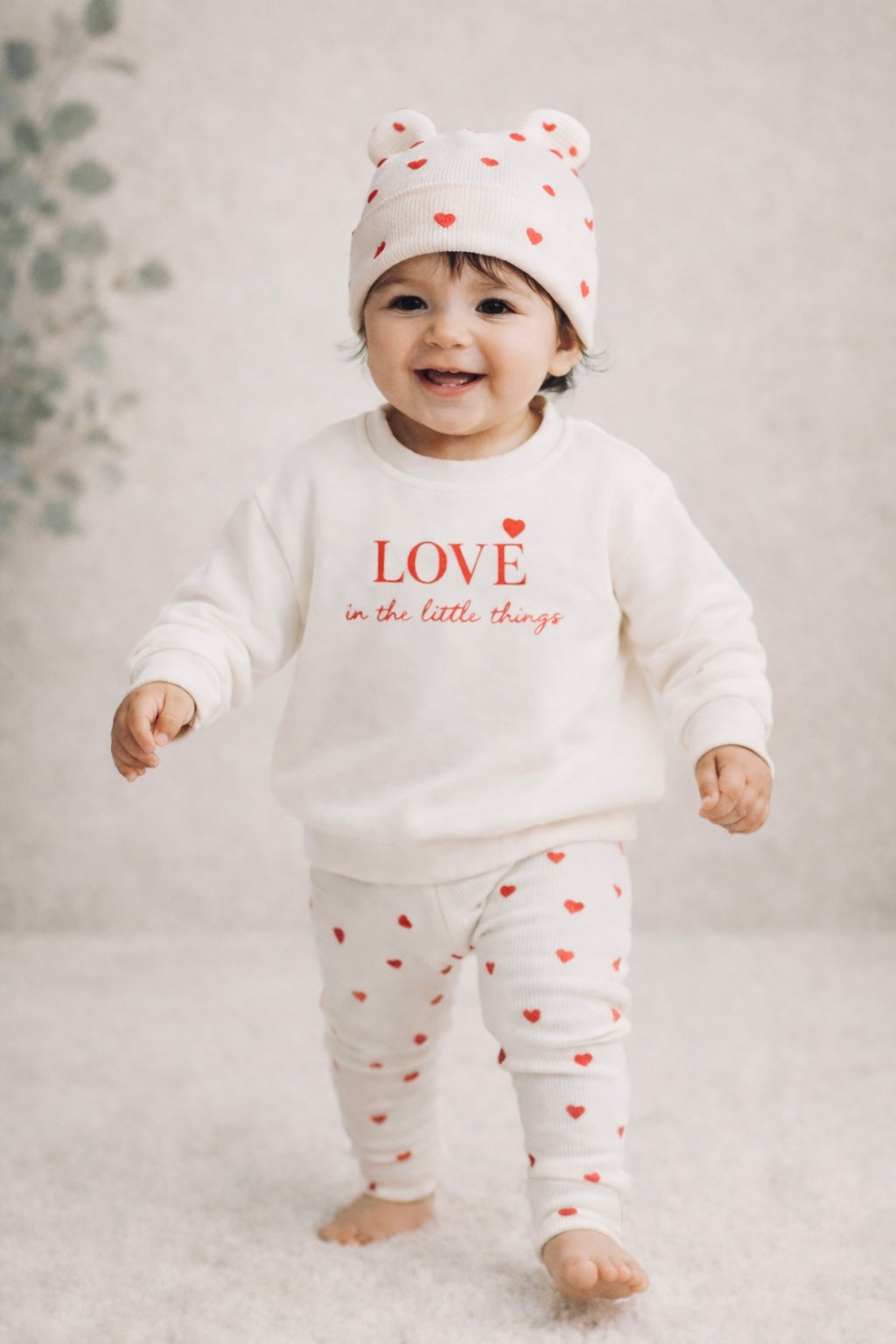 Baby trägt Outfit mit Herz Leggings und Oversize Pullover von VOODULU