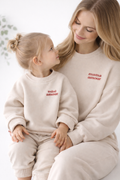 Mama und Kind tragen Amour Partnerlook Sweatshirts von VOODULU