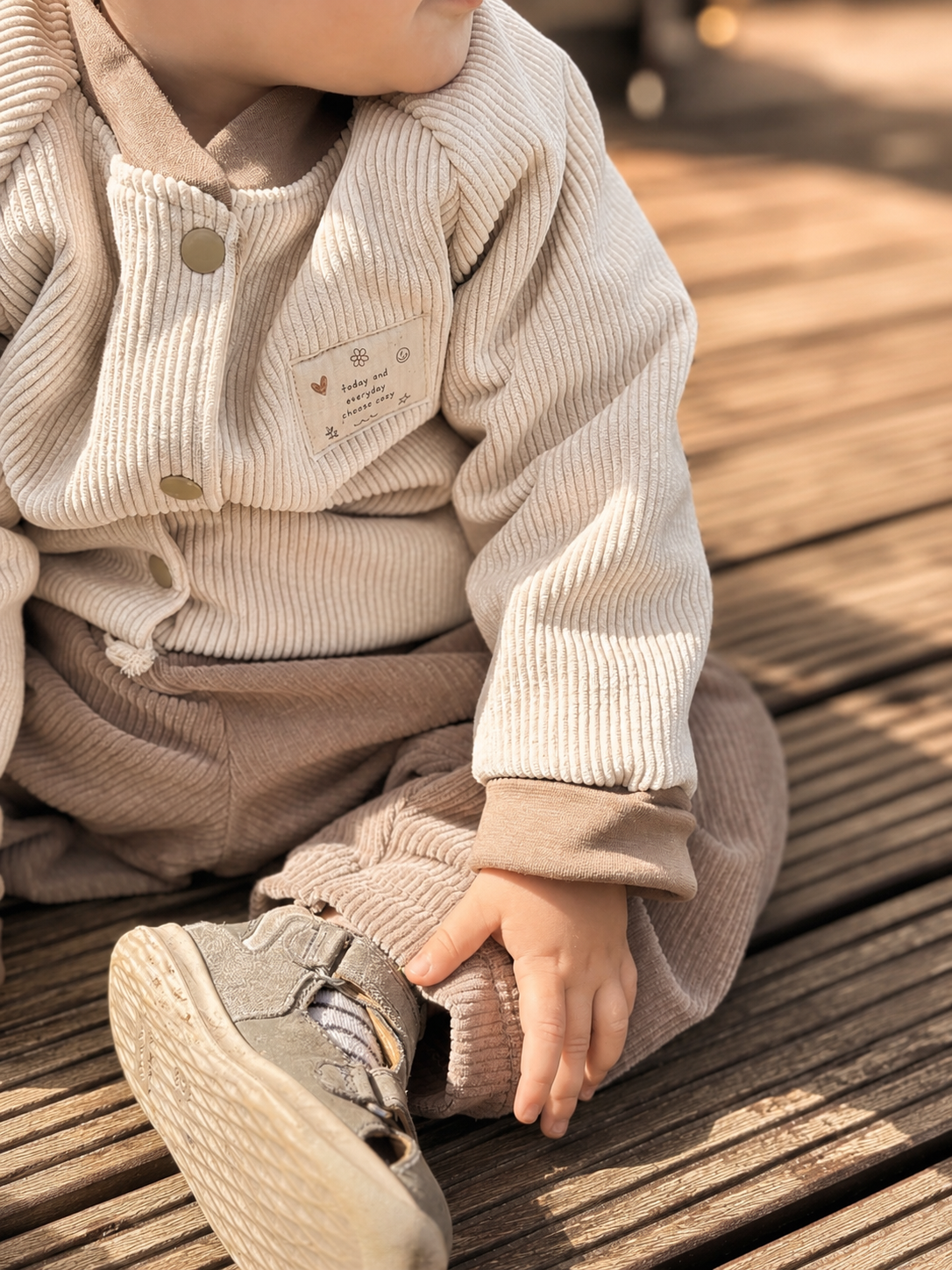 Beige Cord-Collegejacke für Babys und Kinder mit taupefarbenen Bündchen, Sweatstoff innen und Cozy-Club-Detail
