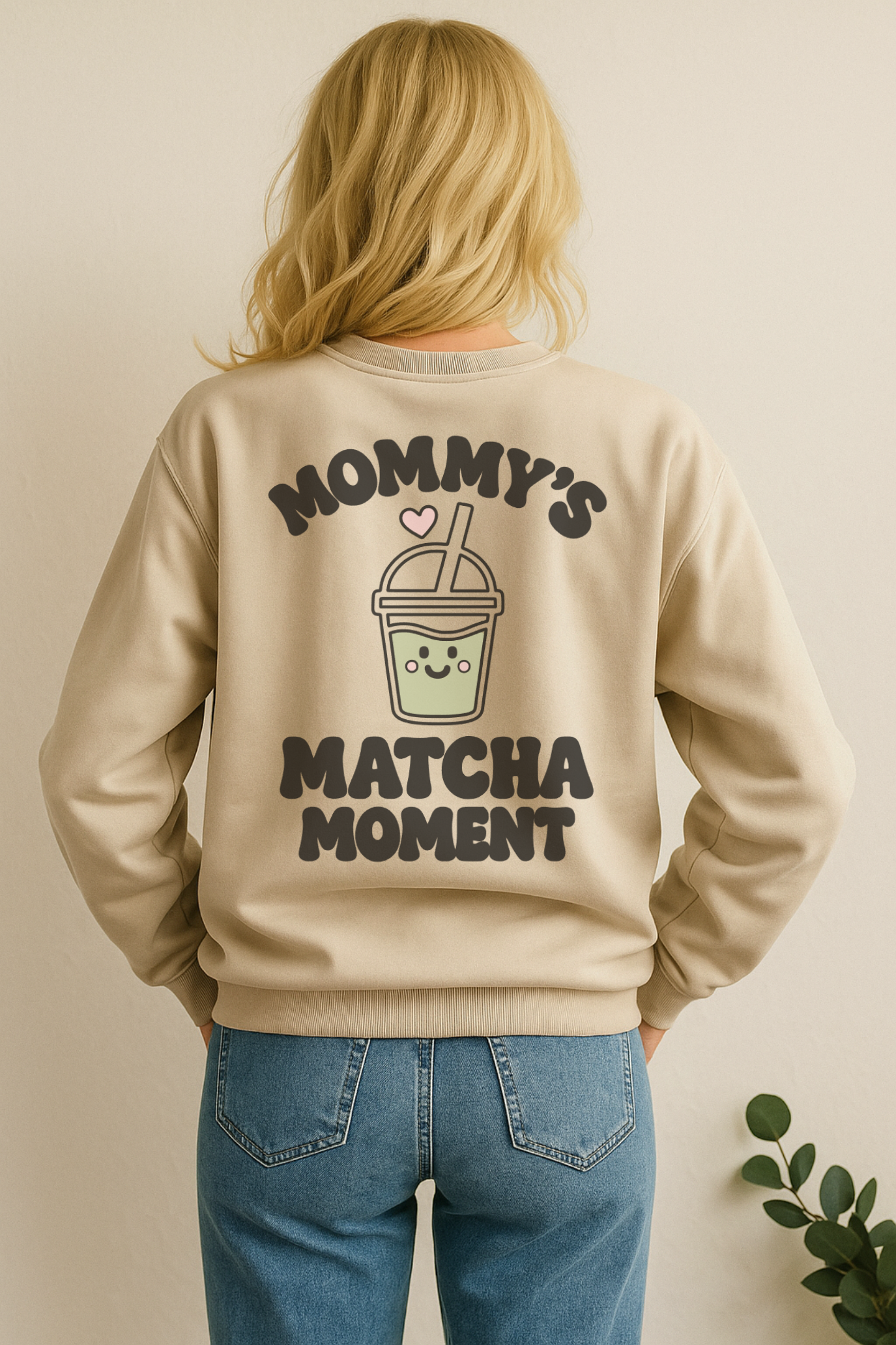 Oversize Mama Pullover in Beige mit „Match Moment“-Statement auf dem Rücken von VOODULU