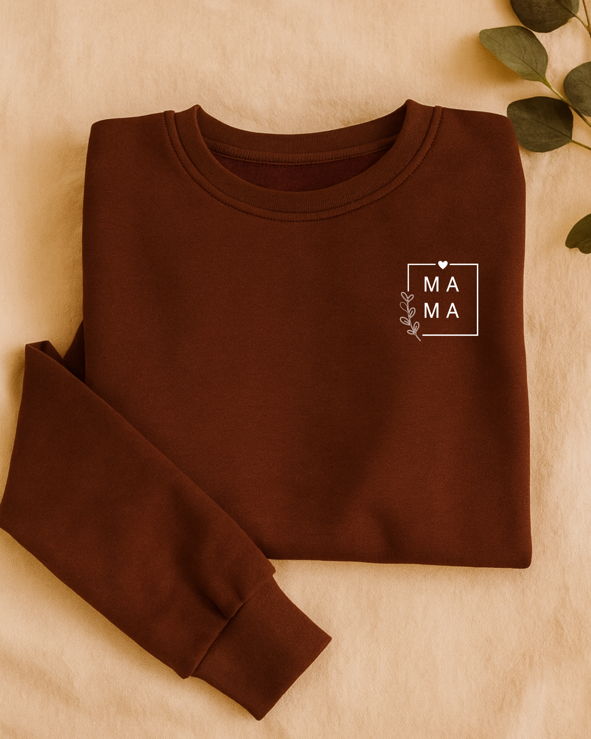 Mama Oversize Pullover in dunkelrot  mit „Mama“-Print von VOODULU
