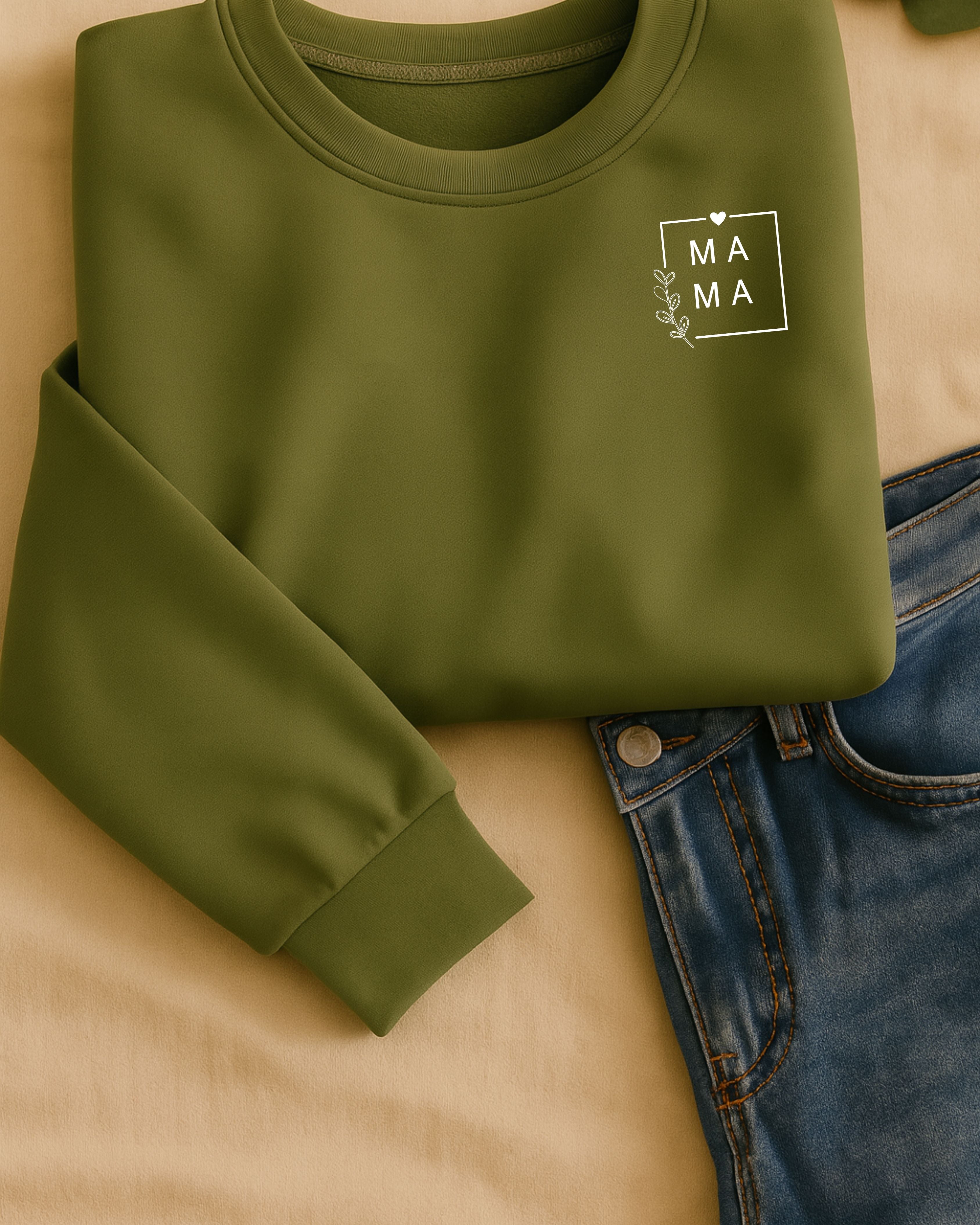 Mama Oversize Pullover in grün mit „Mama“-Print von VOODULU
