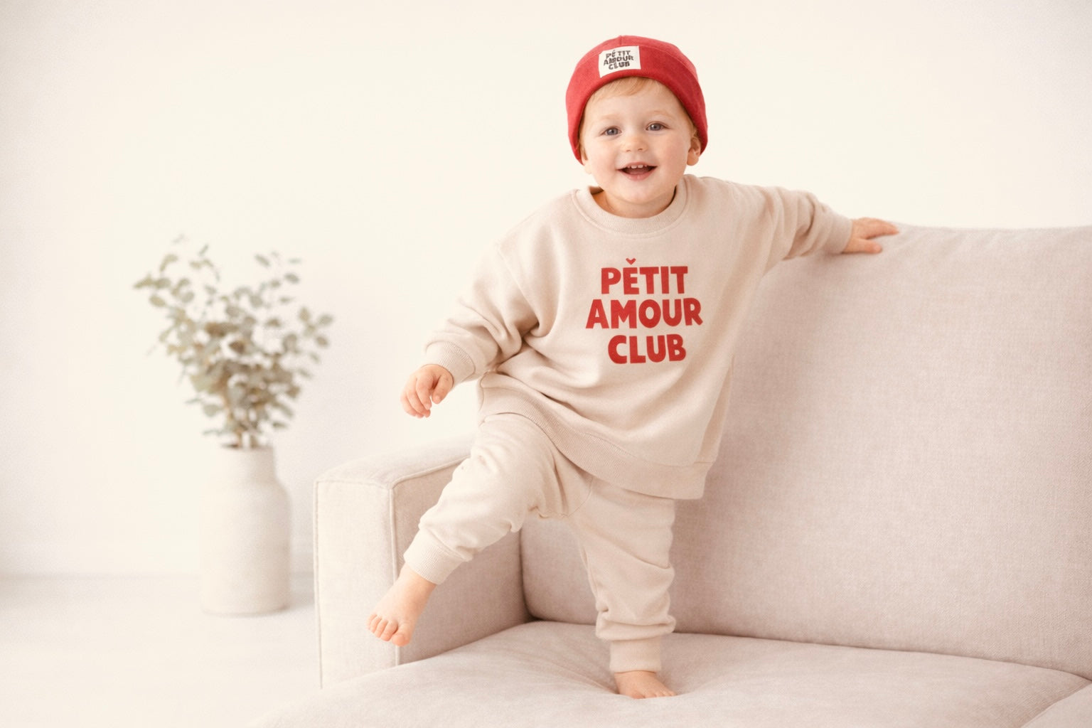 Baby trägt mitwachsenden Oversize Sweater in Beige von VOODULU