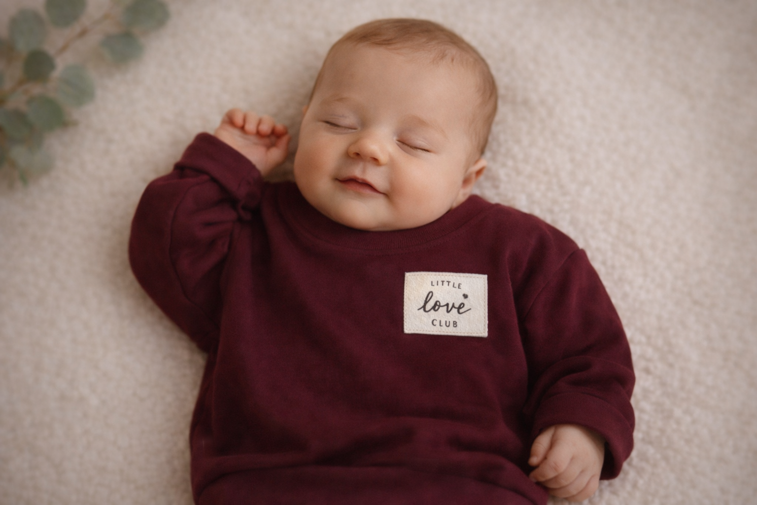 Baby trägt Oversize Sweatshirt in Dunkelrot von VOODULU