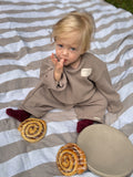 Zweiteiliges taupefarbenes Strick-Set für Babys und Kinder aus mitwachsendem Oversize-Pullover und Barrel Hose
