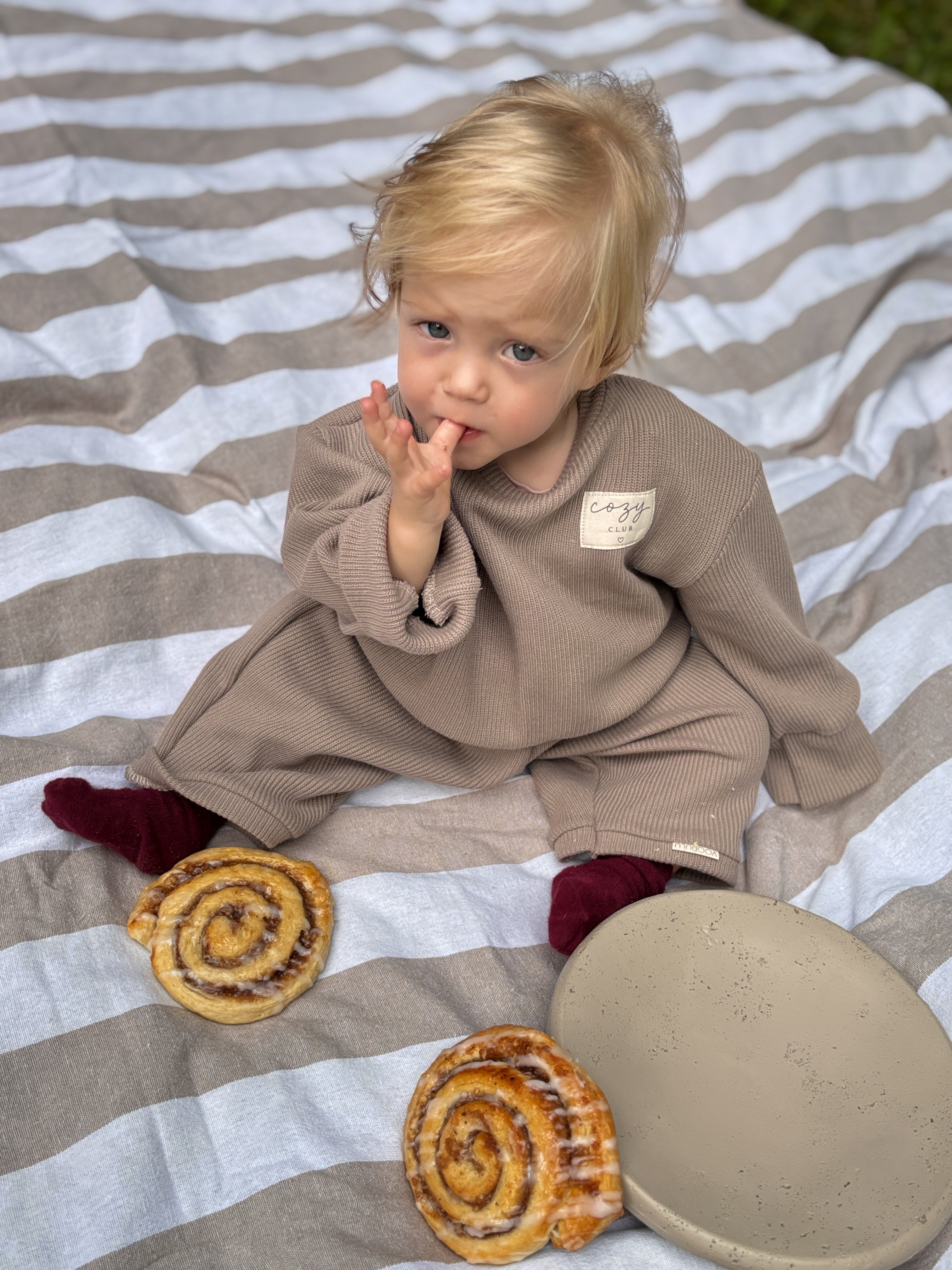 Zweiteiliges taupefarbenes Strick-Set für Babys und Kinder aus mitwachsendem Oversize-Pullover und Barrel Hose

