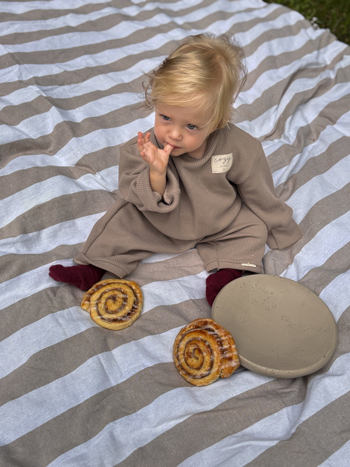 Taupefarbene Strick Barrel Hose für Babys und Kinder mit elastischem Bund und lässiger Passform
