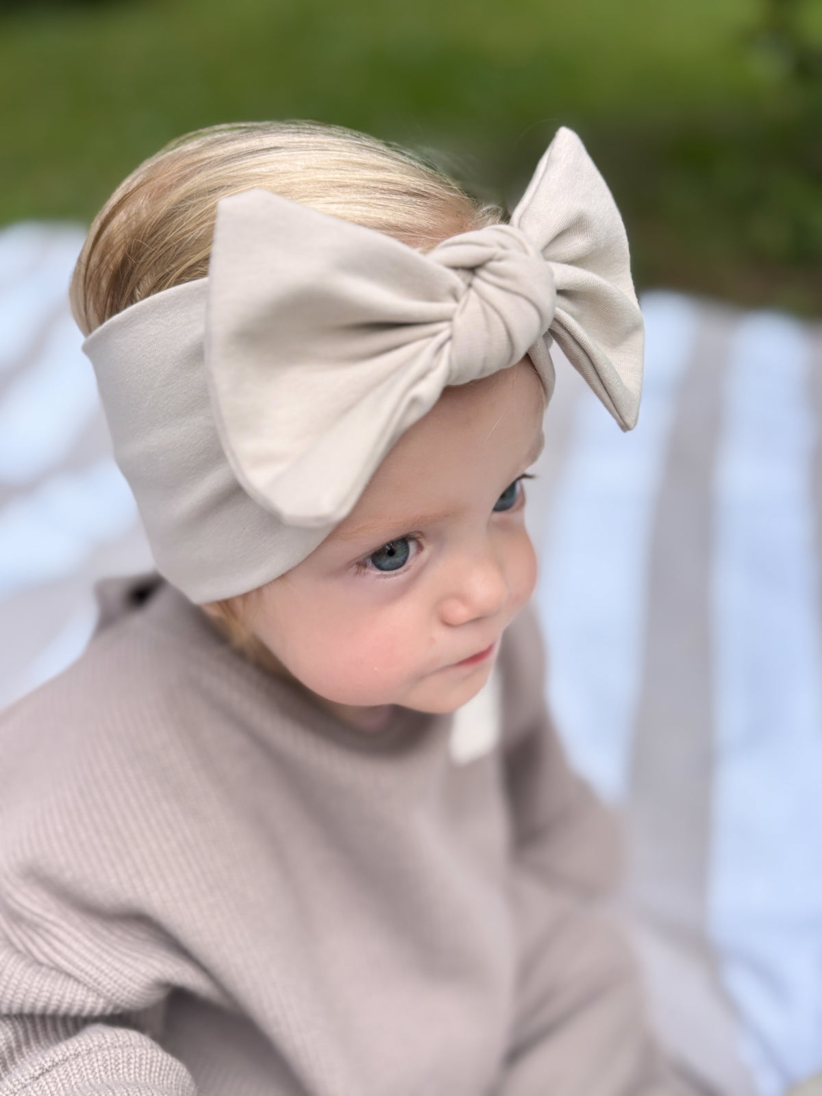 Beiges Schleifen-Haarband aus weichem Jersey für Babys und Kinder mit großer geknoteter Schleife
