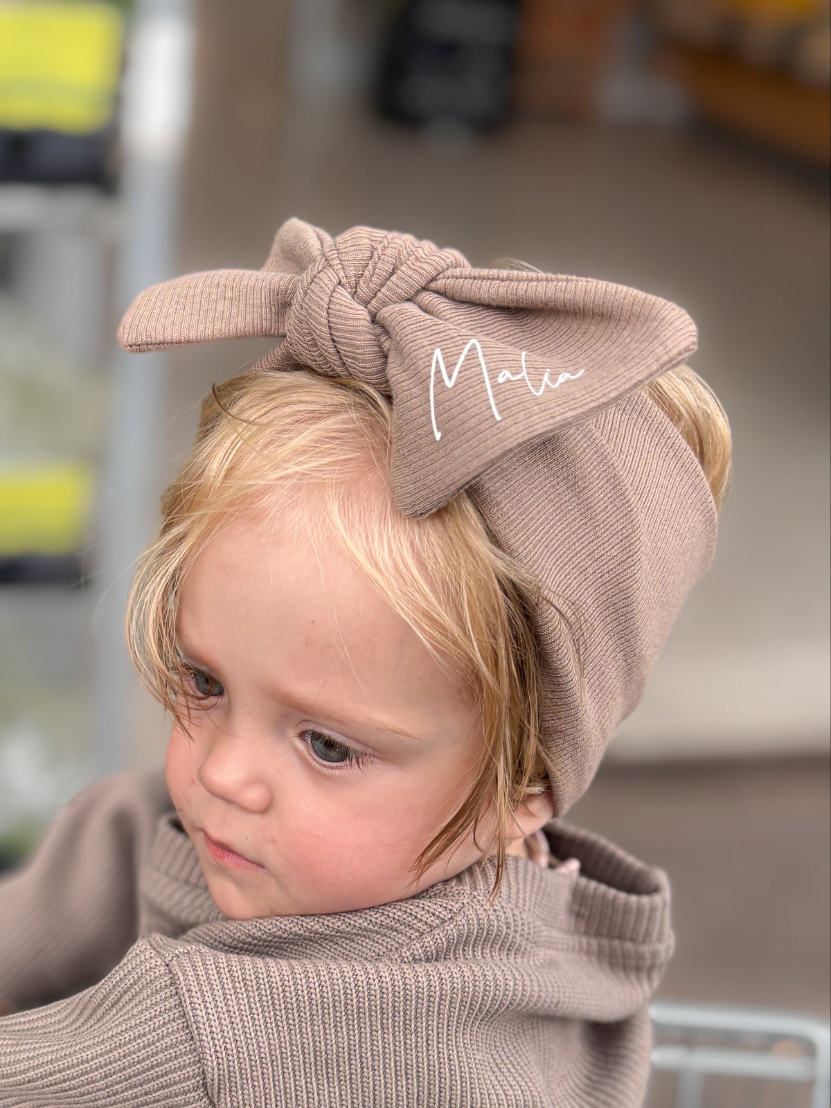 Personalisiertes braunes Schleifen-Haarband aus Rib-Jersey für Babys und Kinder mit hellem Wunschnamen
