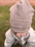 Personalisierte Beanie aus Rib-Jersey in Hellbraun für Babys und Kinder mit hellem Wunschnamen und breitem Umschlag

