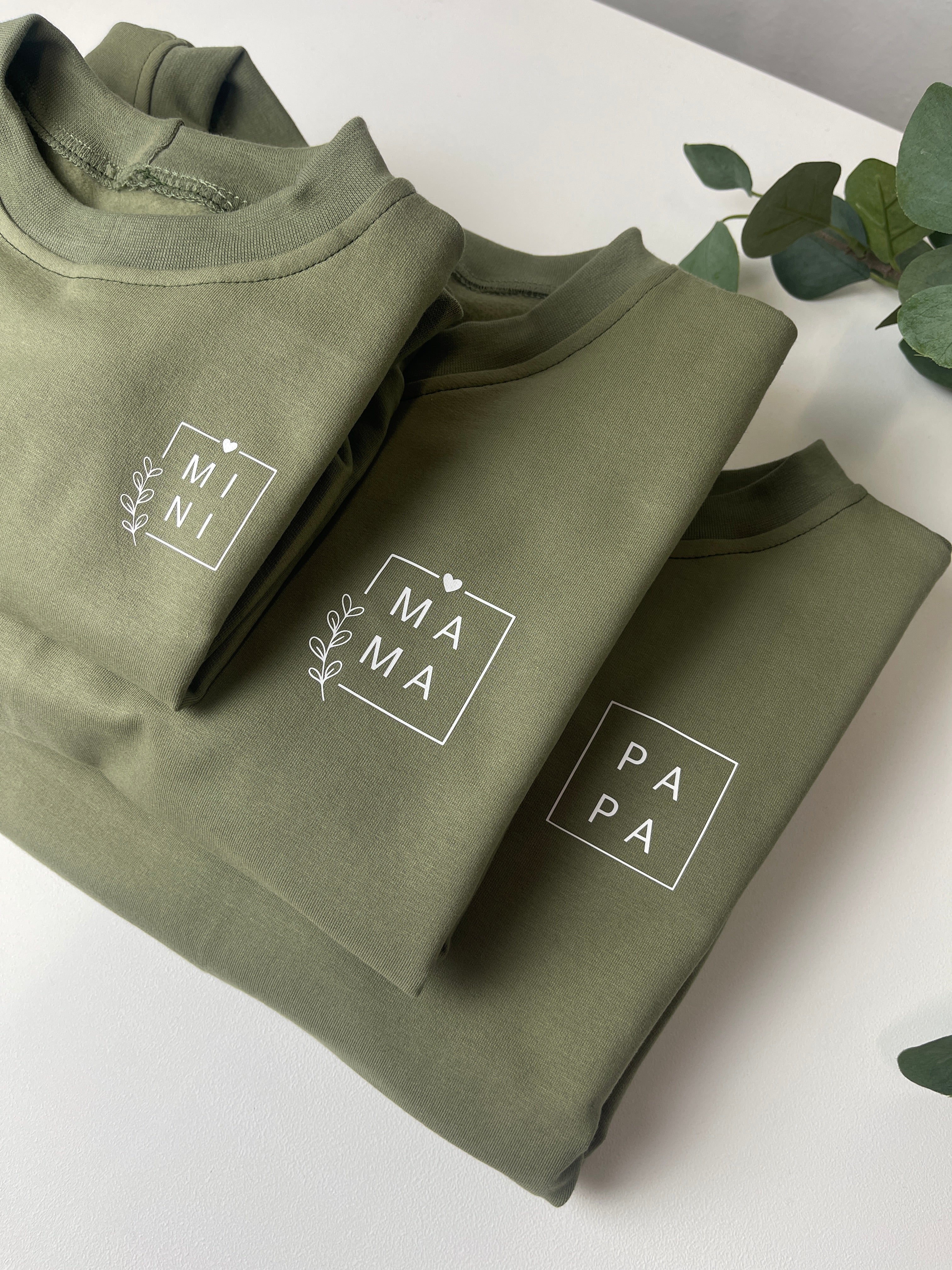 Familien Outfit Inspiration in grün oversize sweatshirt für die ganze Familie 