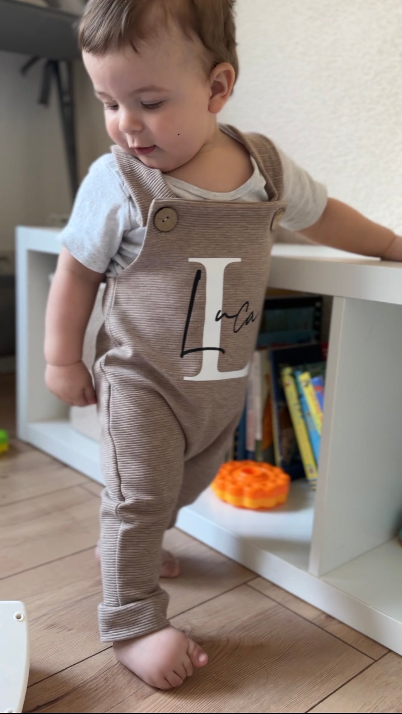 Personalisierte Latzhose für Babys in beige von VOODULU