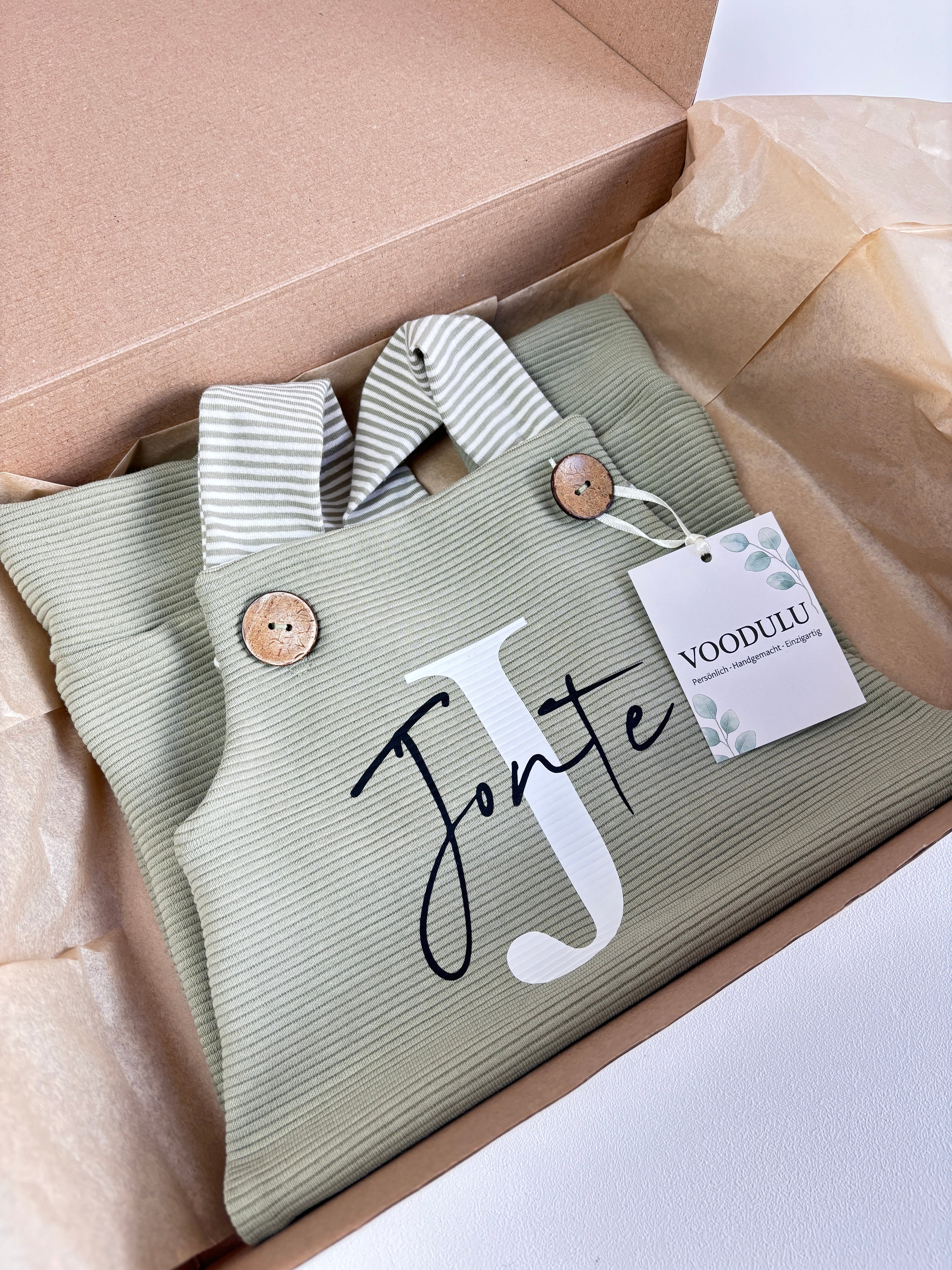 Personalisierte Latzhose in Sage
