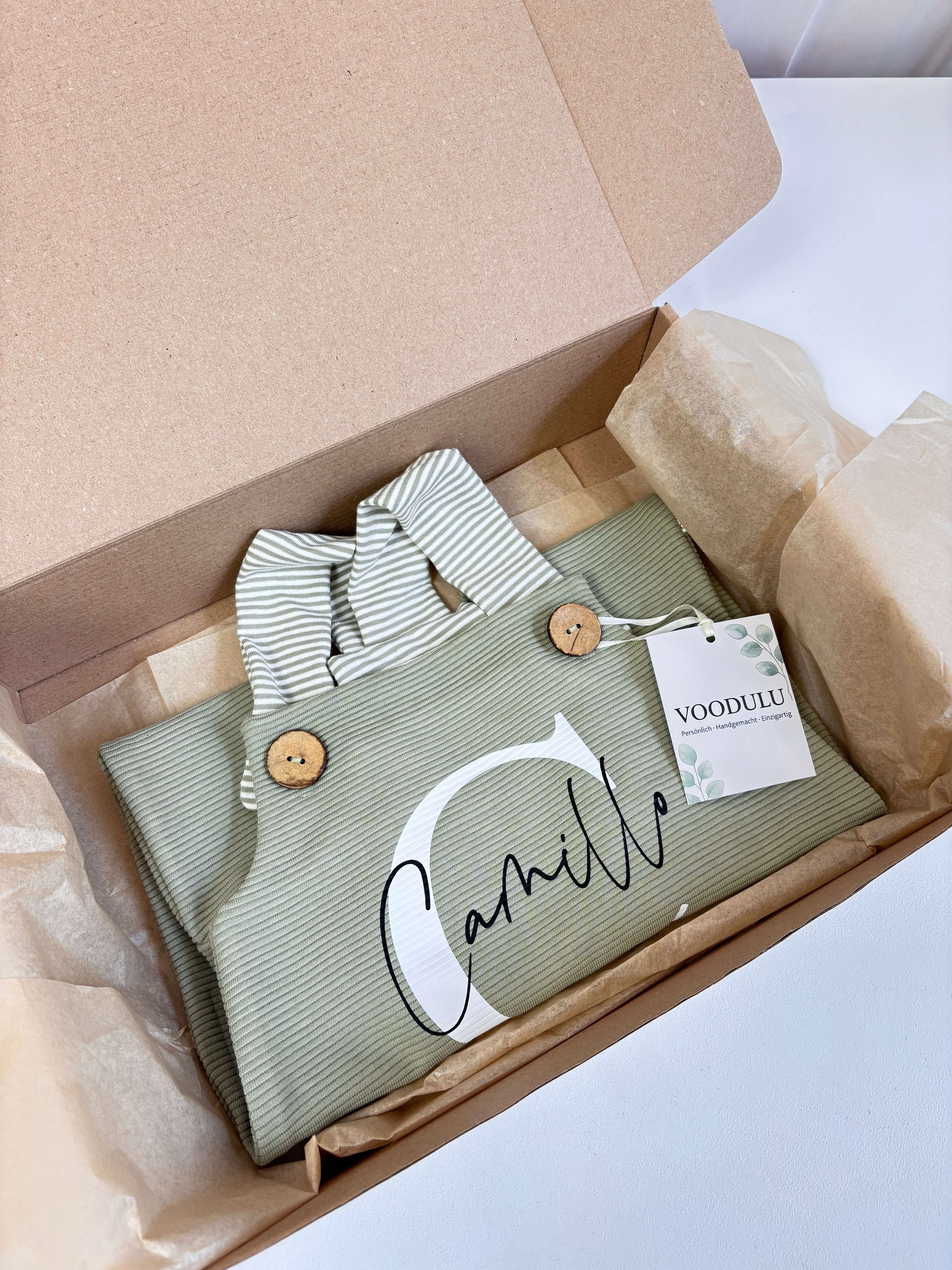 Personalisierte Latzhose in Sage