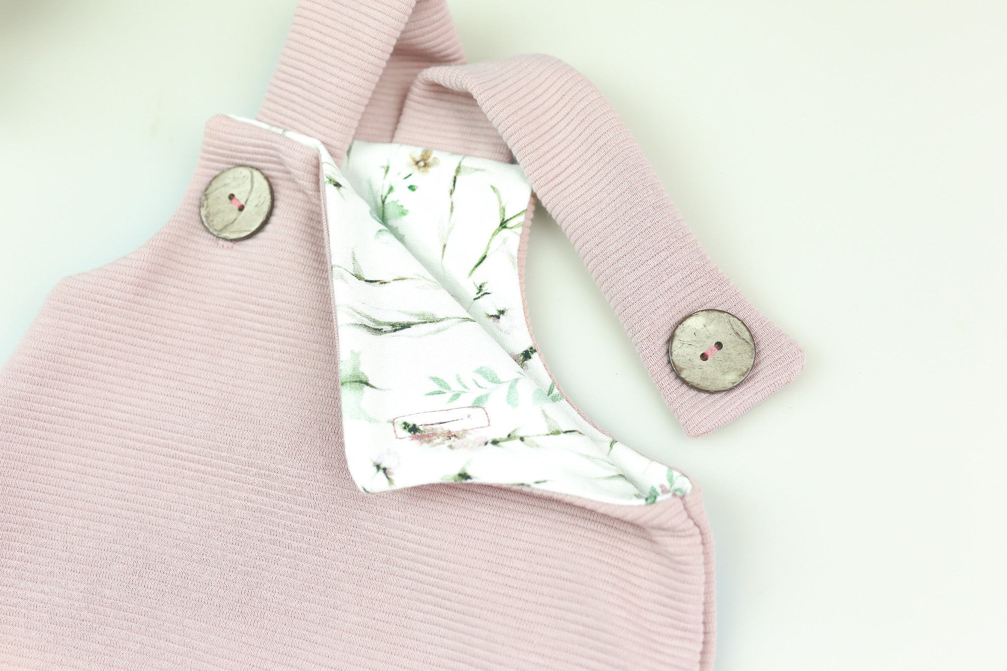 Rosa Baby Latzhose aus Rib-Jersey mit bequemer Passform