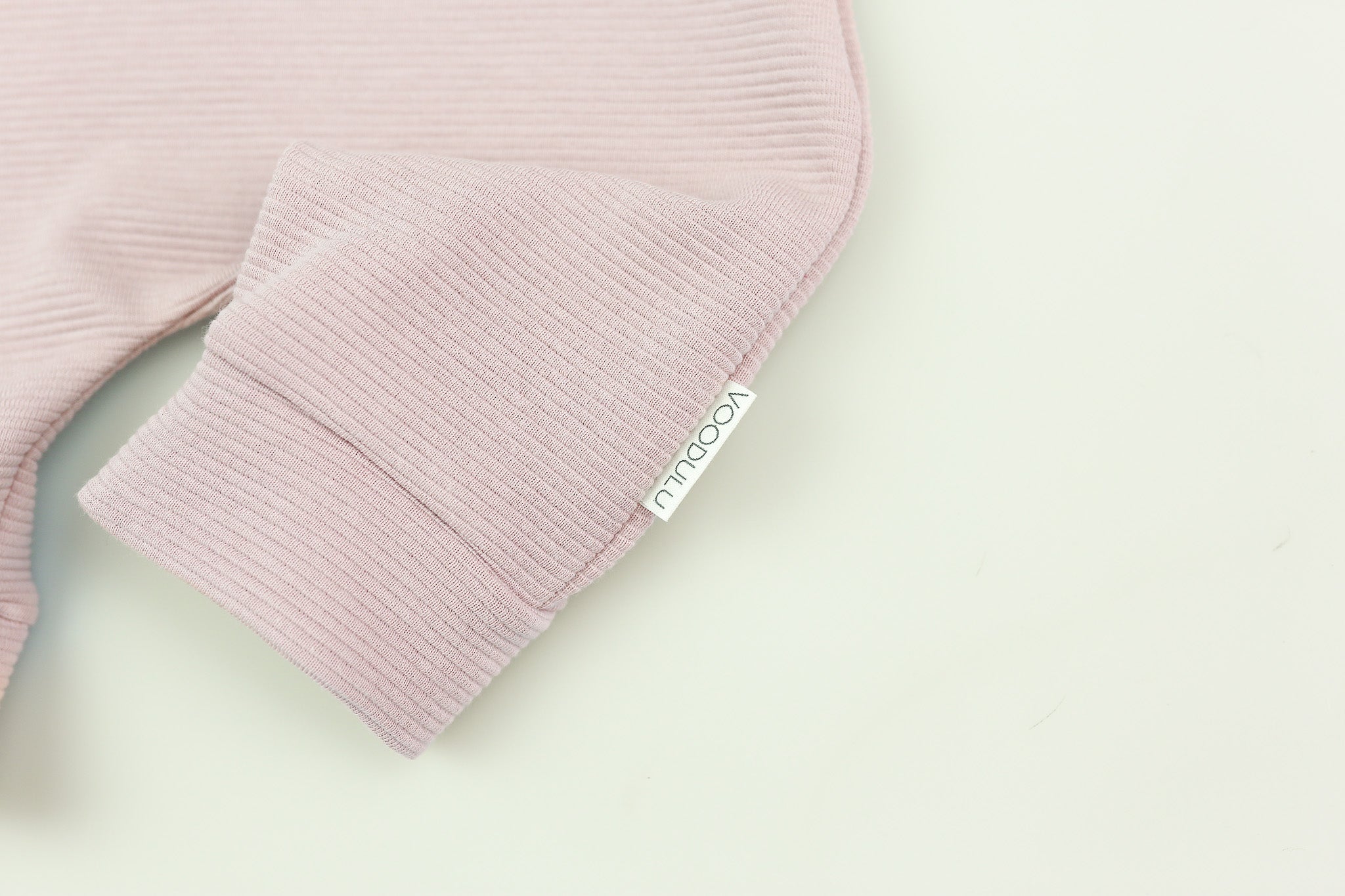 Detailansicht personalisierter Schrift auf Latzhose in Rosé
