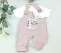 Personalisierte Bestseller Baby Latzhose in Rosé aus Rib-Jersey von VOODULU
