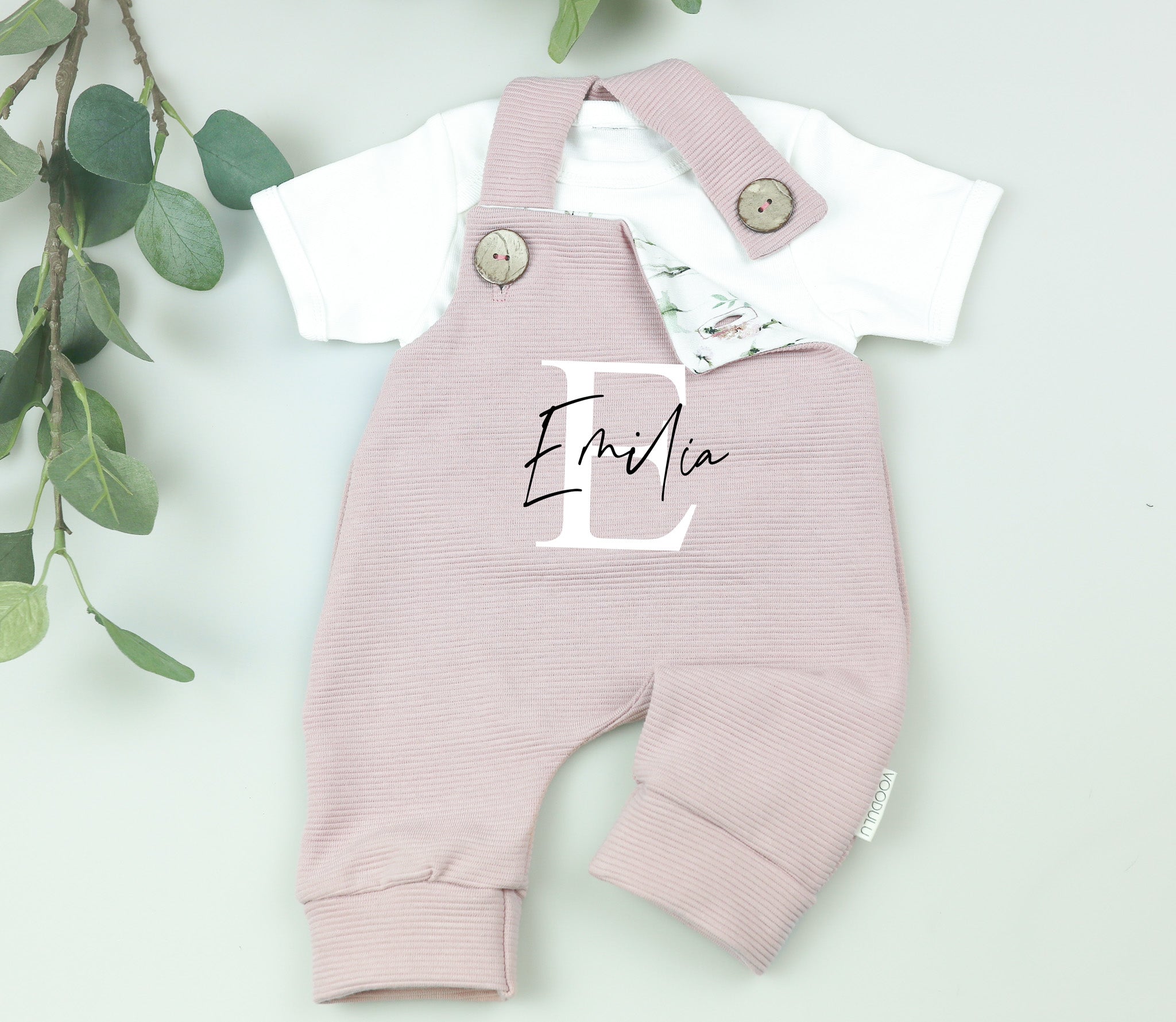 Personalisierte Bestseller Baby Latzhose in Rosé aus Rib-Jersey von VOODULU

