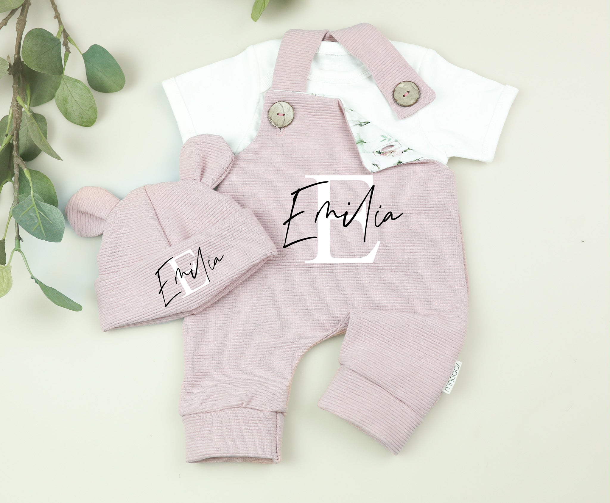 Baby Set in Rosé mit Latzhose und passender Mütze aus Rib-Jersey von VOODULU