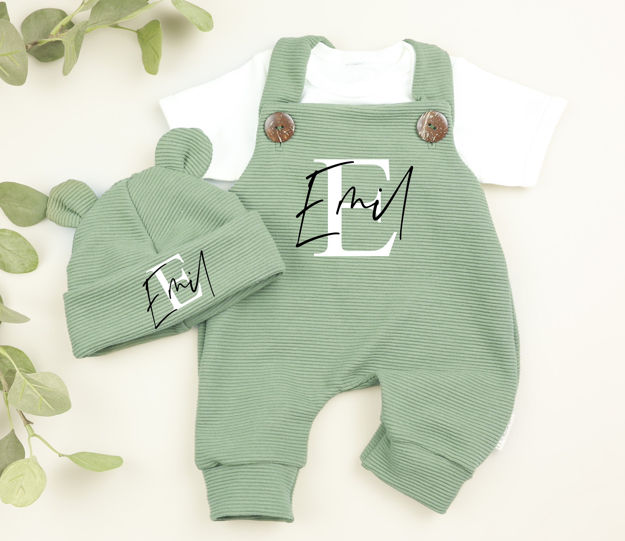Bestseller Baby Set in Olive mit Latzhose und Mütze aus Rib-Jersey von VOODULU
