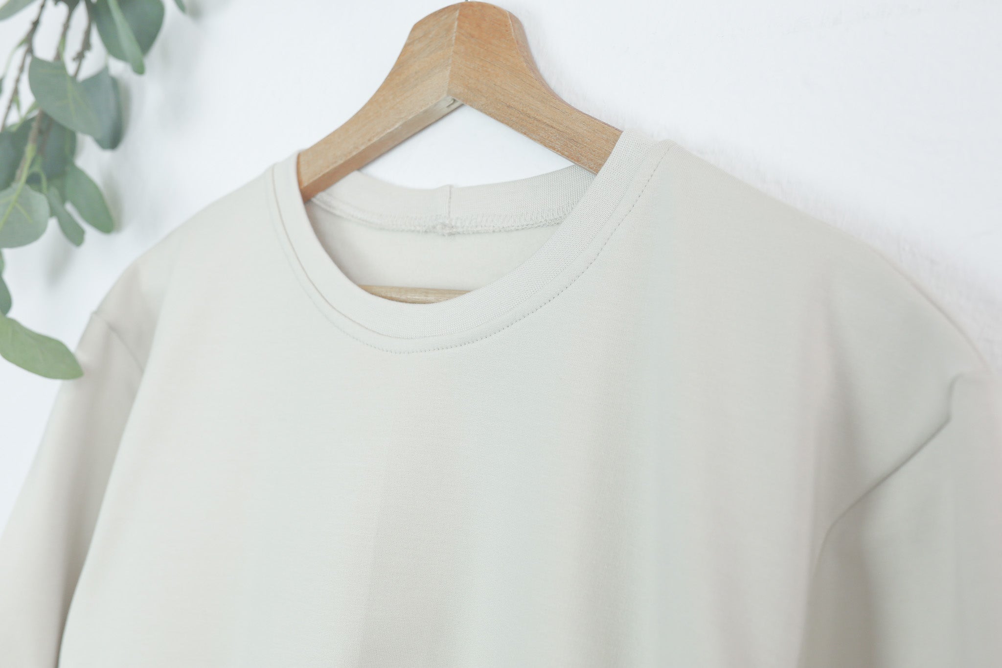 Detailansicht Mama Schriftzug auf beigem Sweatshirt
