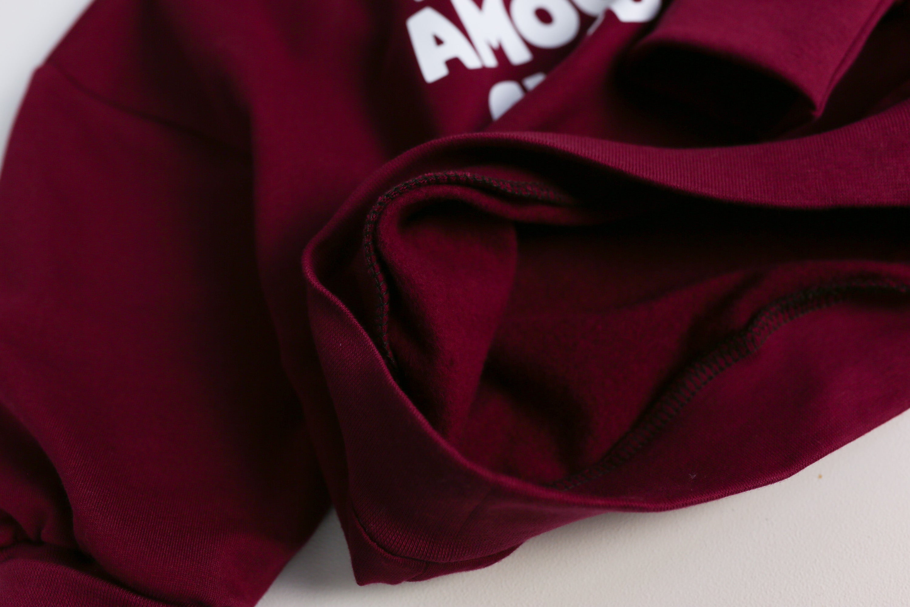 Weicher Sweatstoff in Dunkelrot im Oversize-Schnitt
