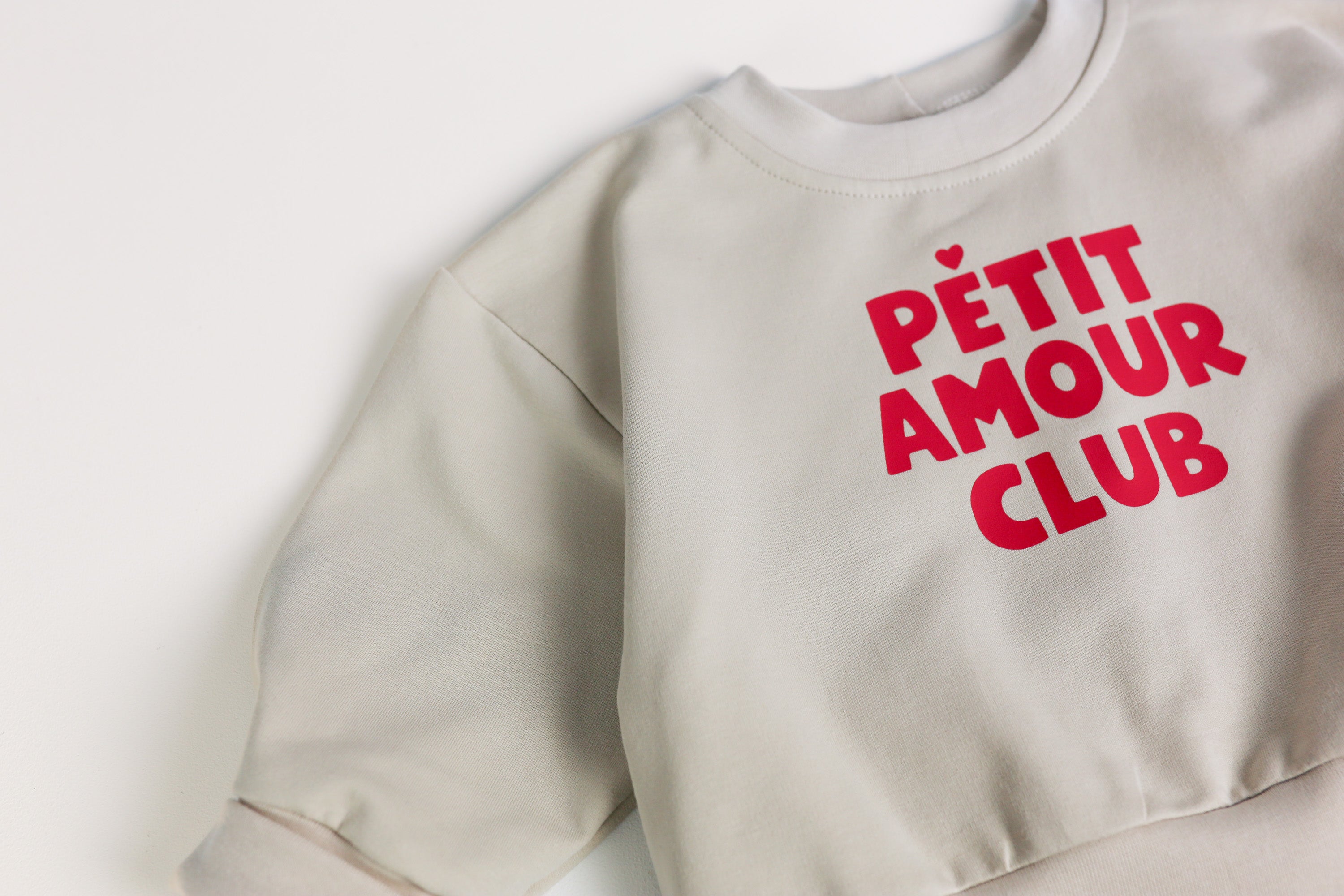 Großes Petite Amour Club Statement auf beigem Sweatshirt
