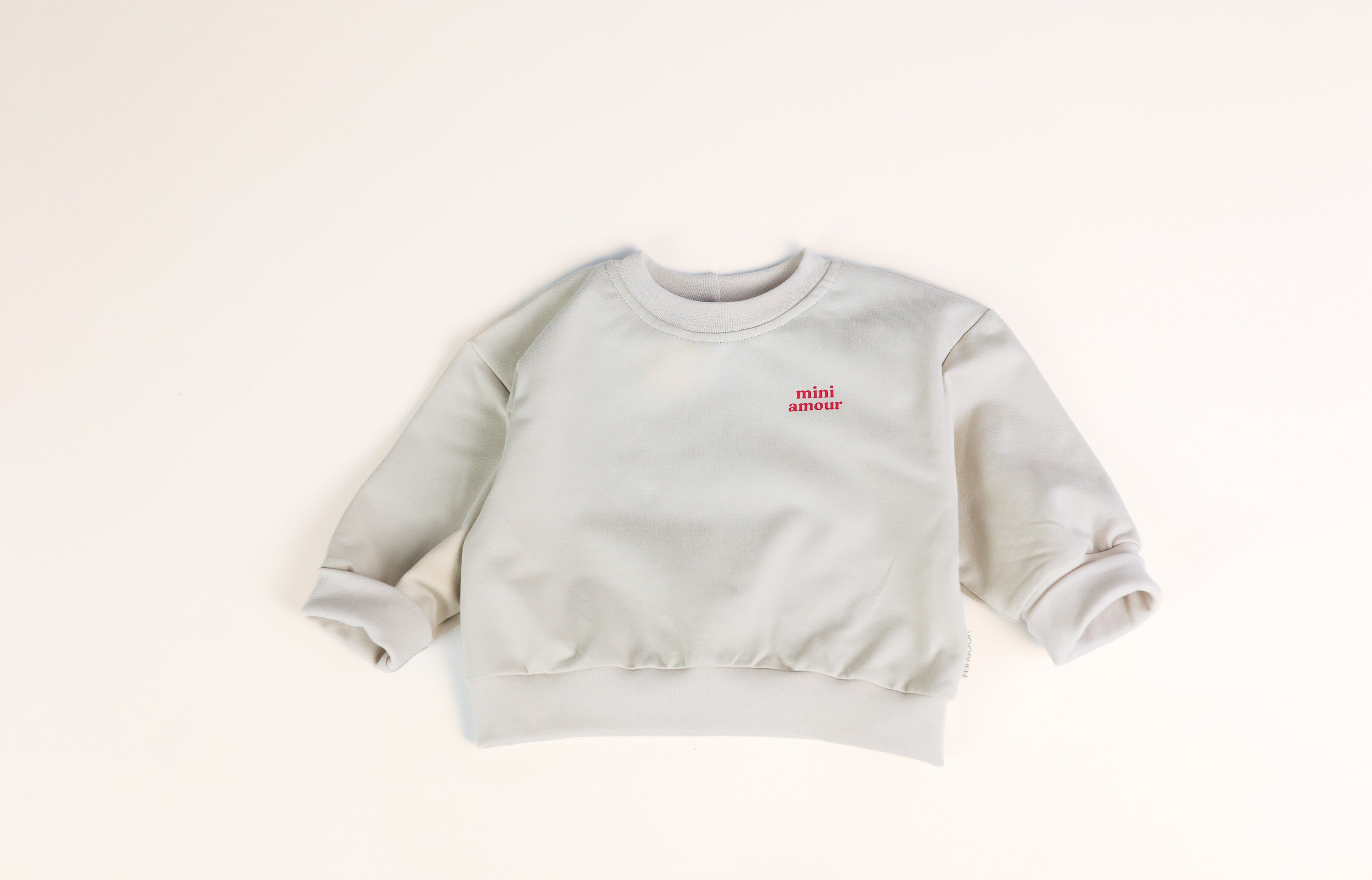 Mitwachsender Baby Oversize Sweater in Beige mit Mini Amour Print von VOODULU
