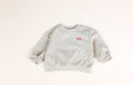 Mitwachsender Baby Oversize Sweater in Beige mit Mini Amour Print von VOODULU
