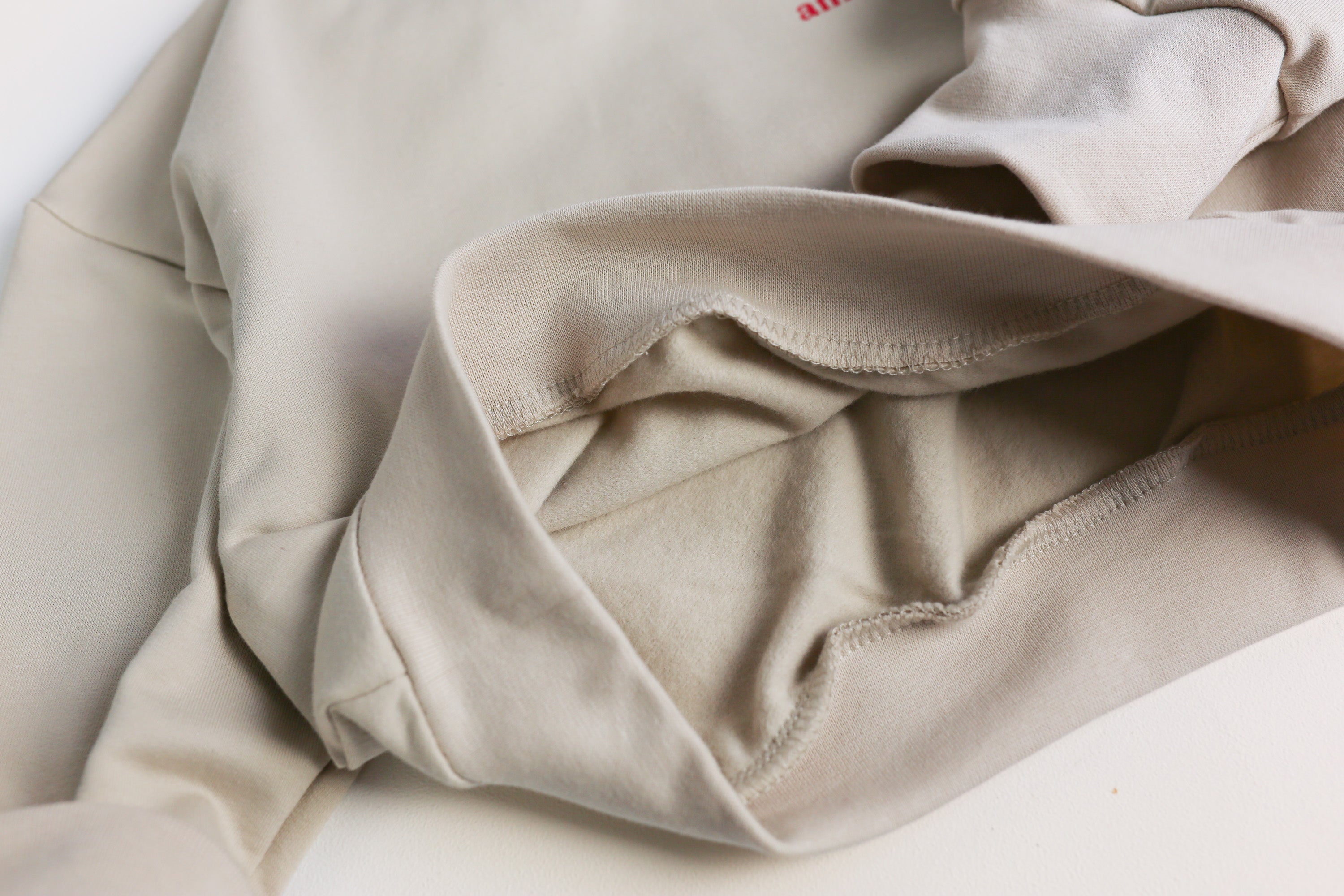 Weicher Sweatstoff in Beige im Oversize-Schnitt
