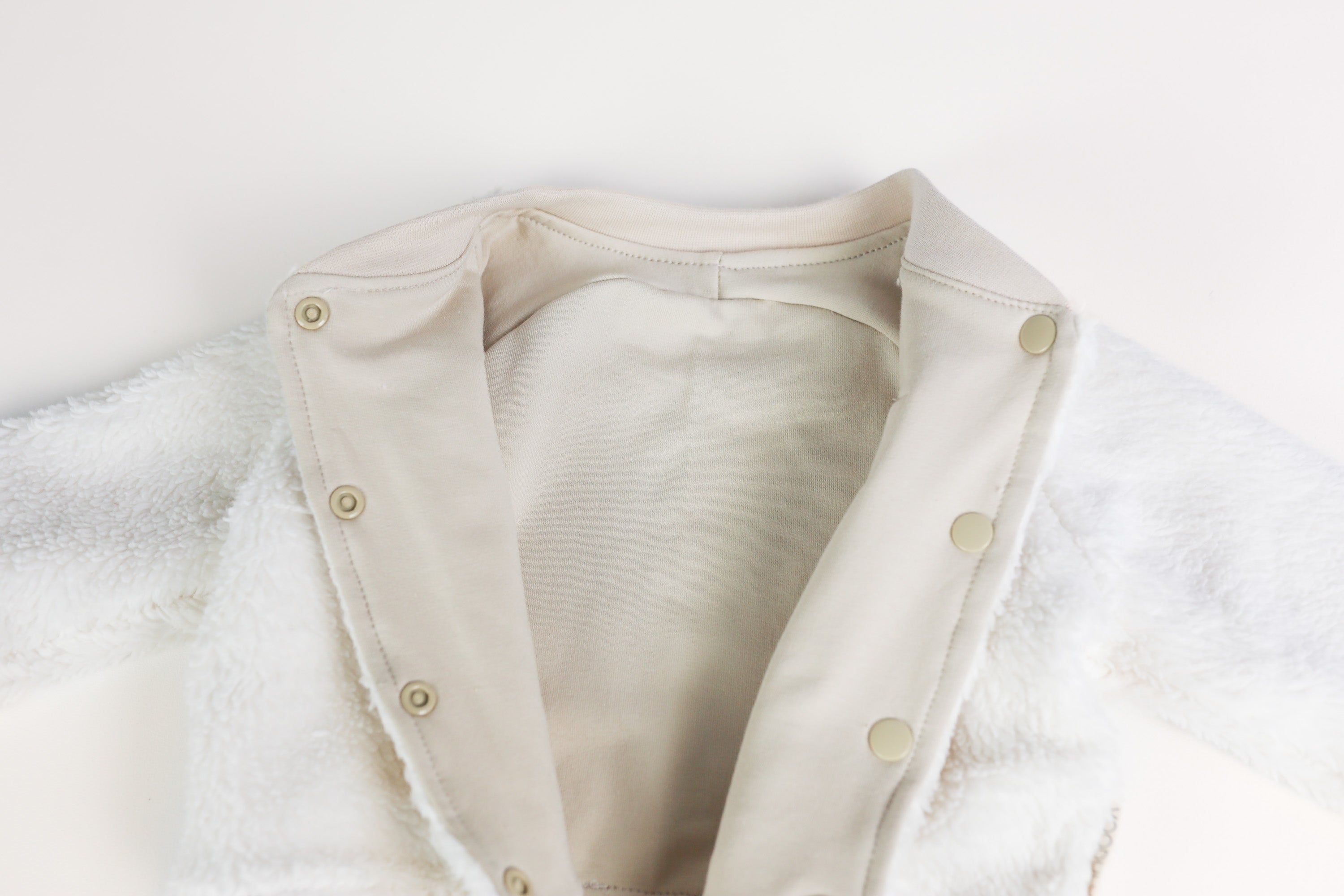 Innenfutter aus weichem Sweatstoff in Teddy Collegejacke
