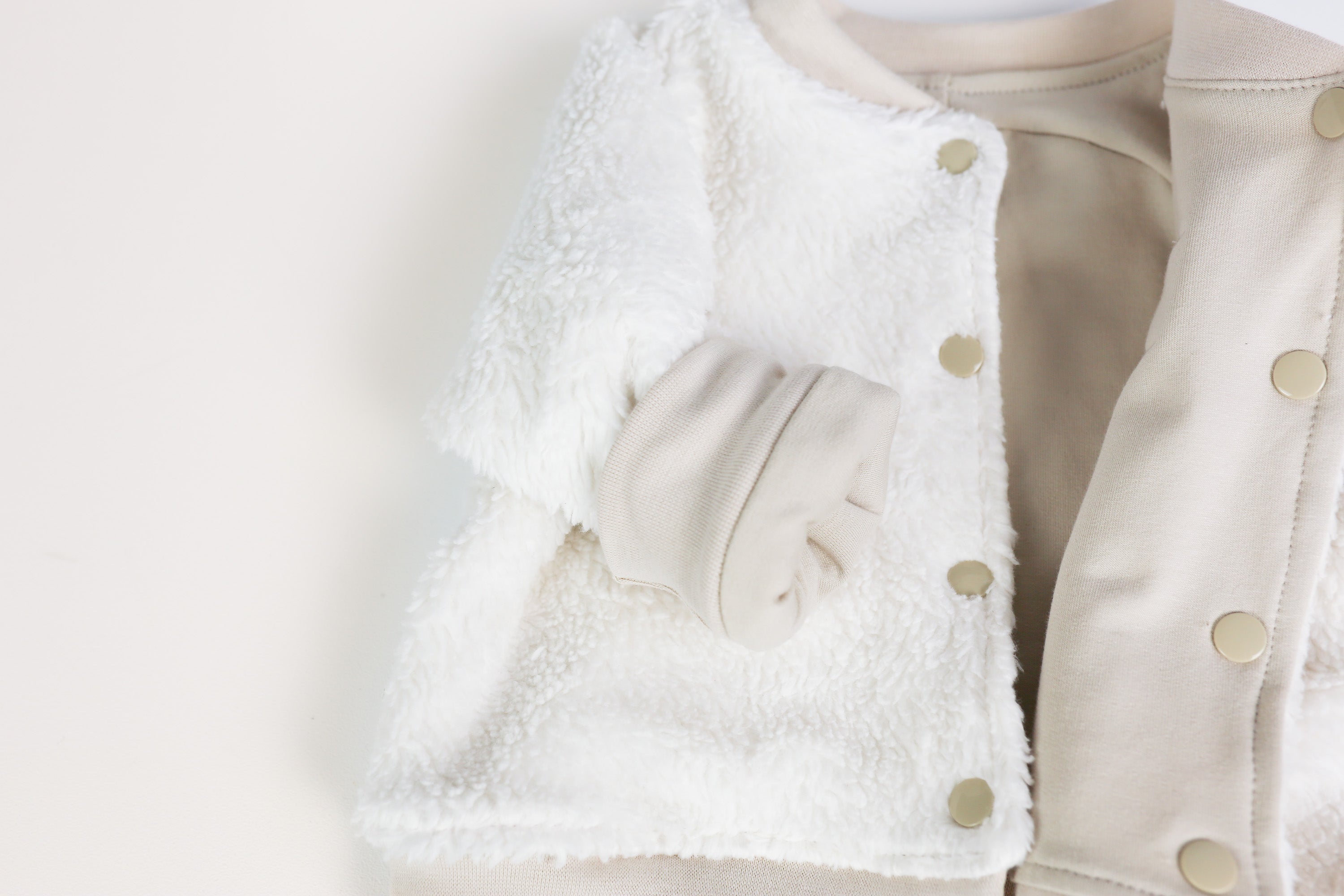 Nahtfreie Verarbeitung an Ärmelbündchen der Baby Collegejacke
