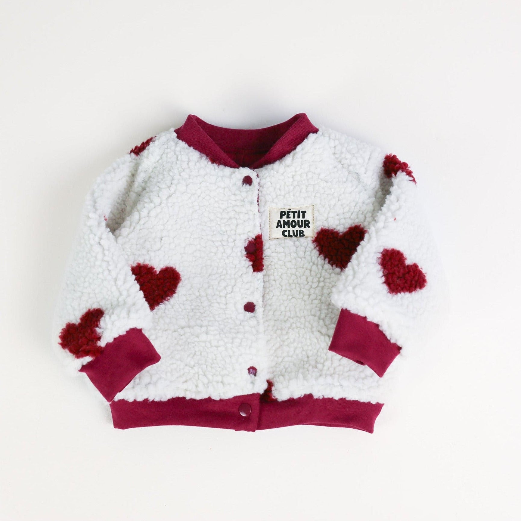 Baby Collegejacke in Ecru mit roten Herzen von VOODULU
