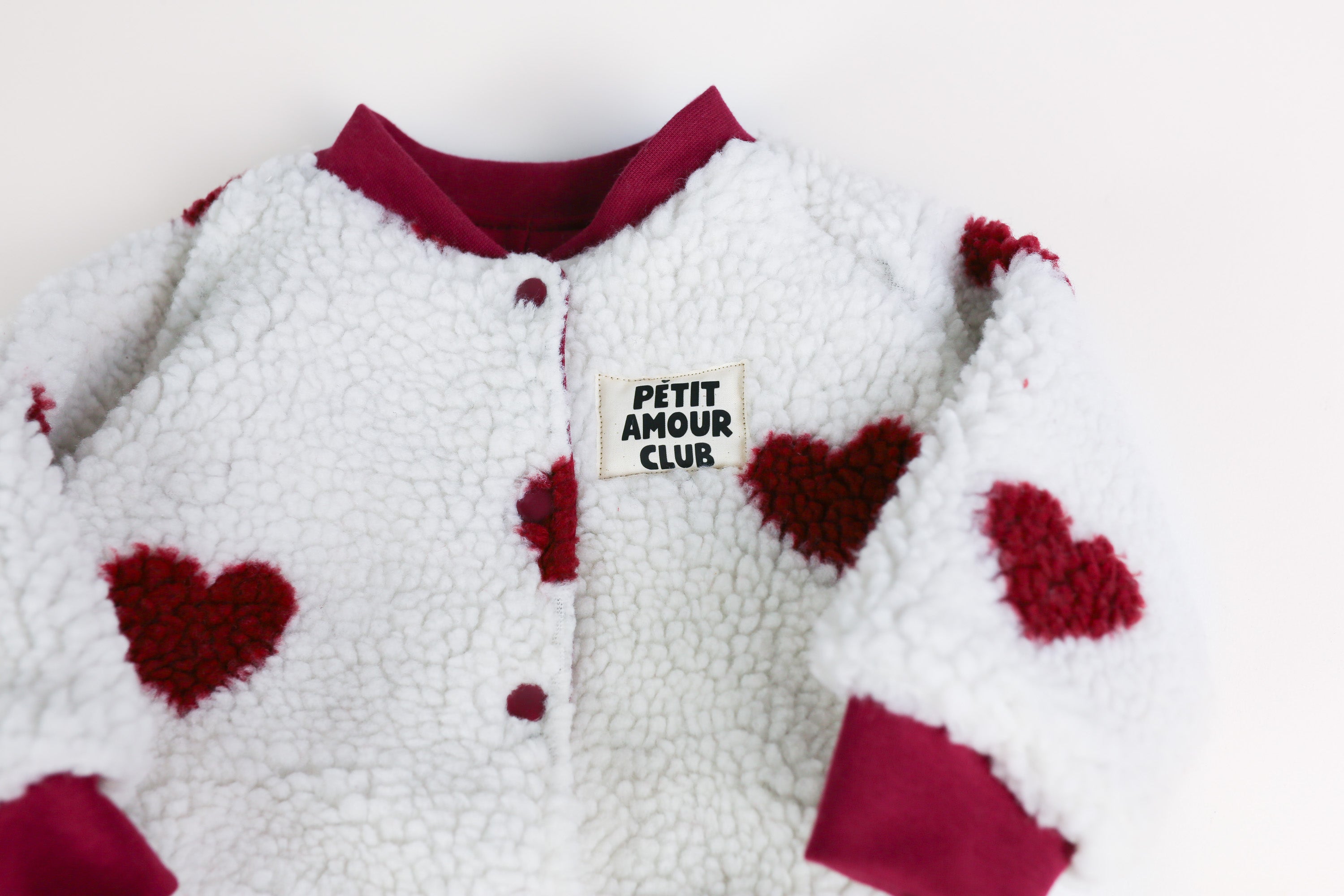 Petit Amour Club Patch auf Teddy Collegejacke

