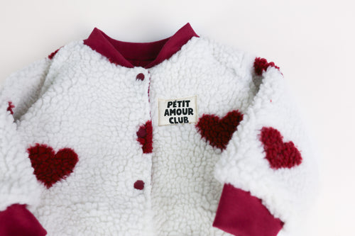 Petit Amour Club Patch auf Teddy Collegejacke
