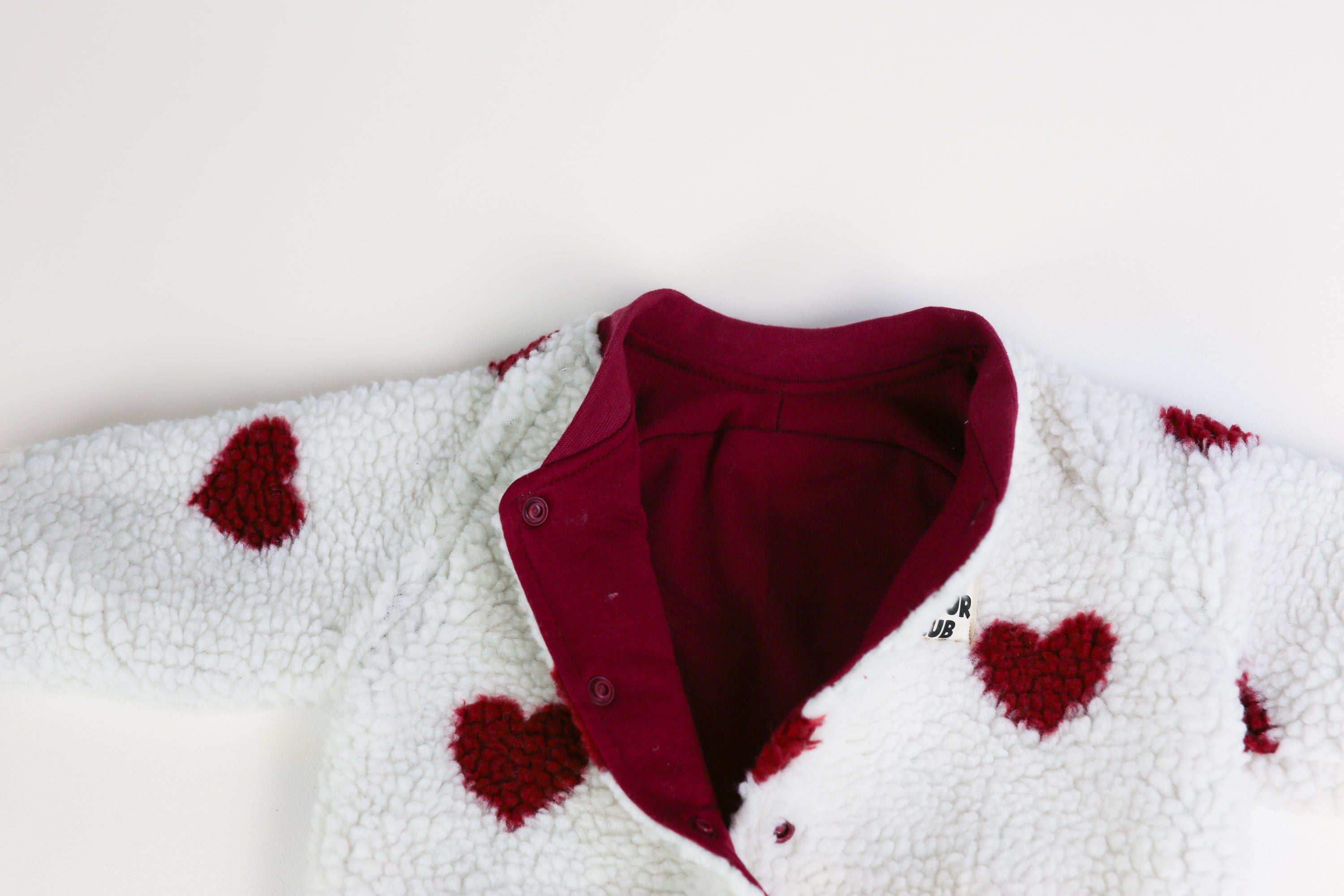 Kontrastfutter in Dunkelrot in Baby Collegejacke
