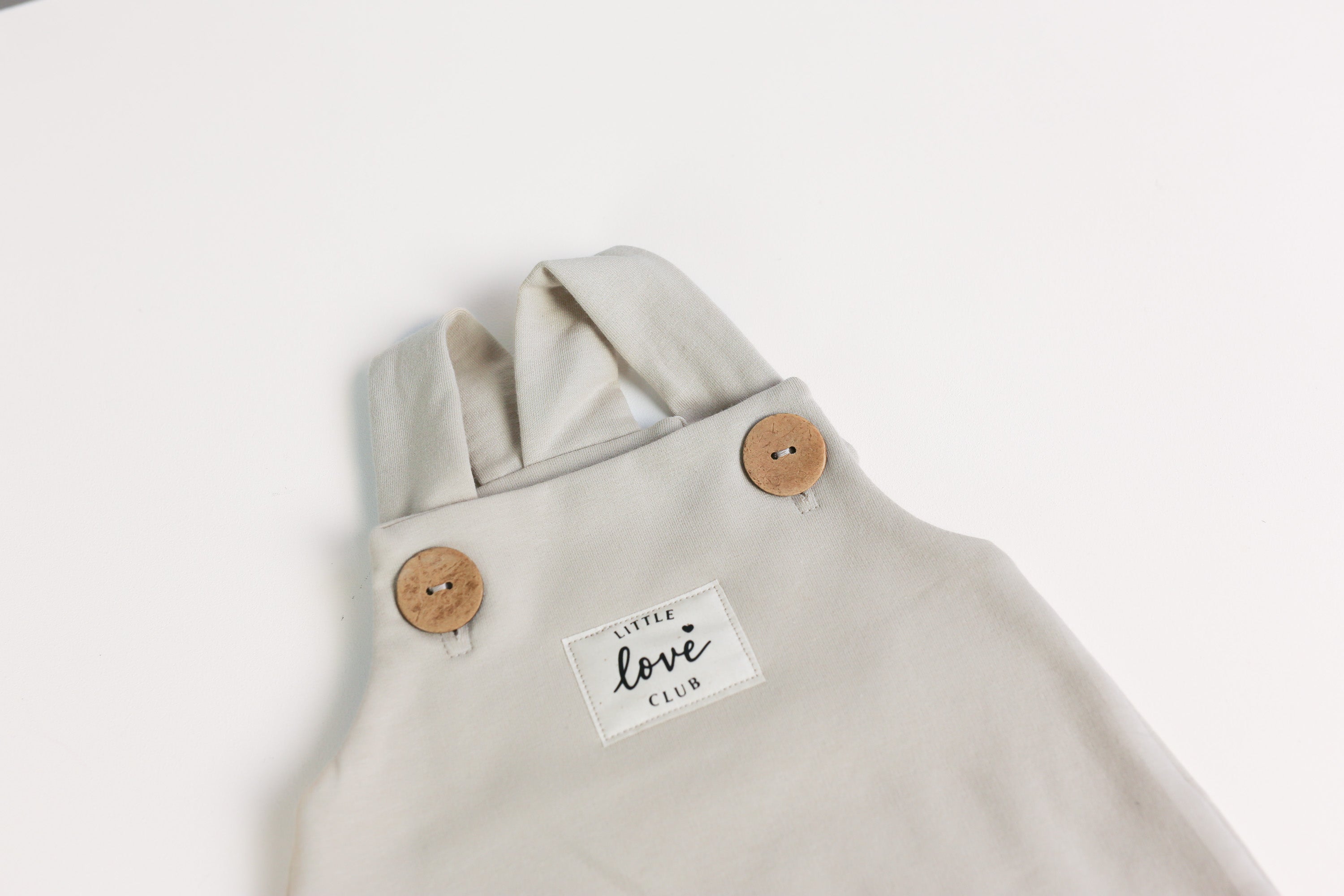 Detailansicht Love in the little things Schriftzug auf Latzhose
