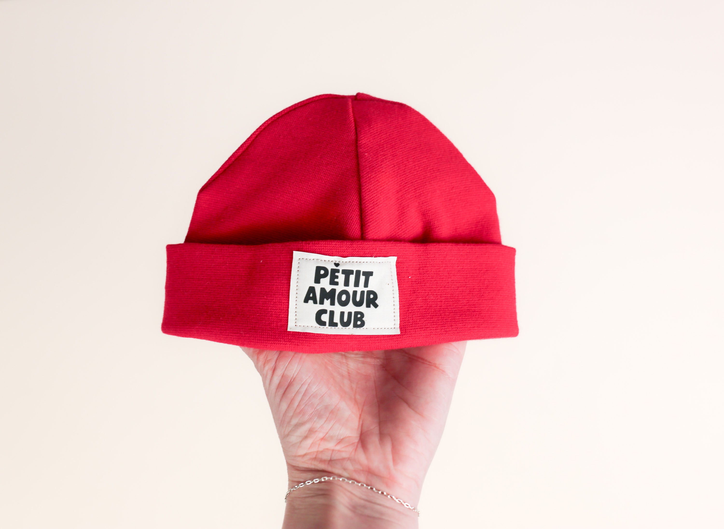 Rote Baby Mütze mit „Petit Amour“-Patch von VOODULU
