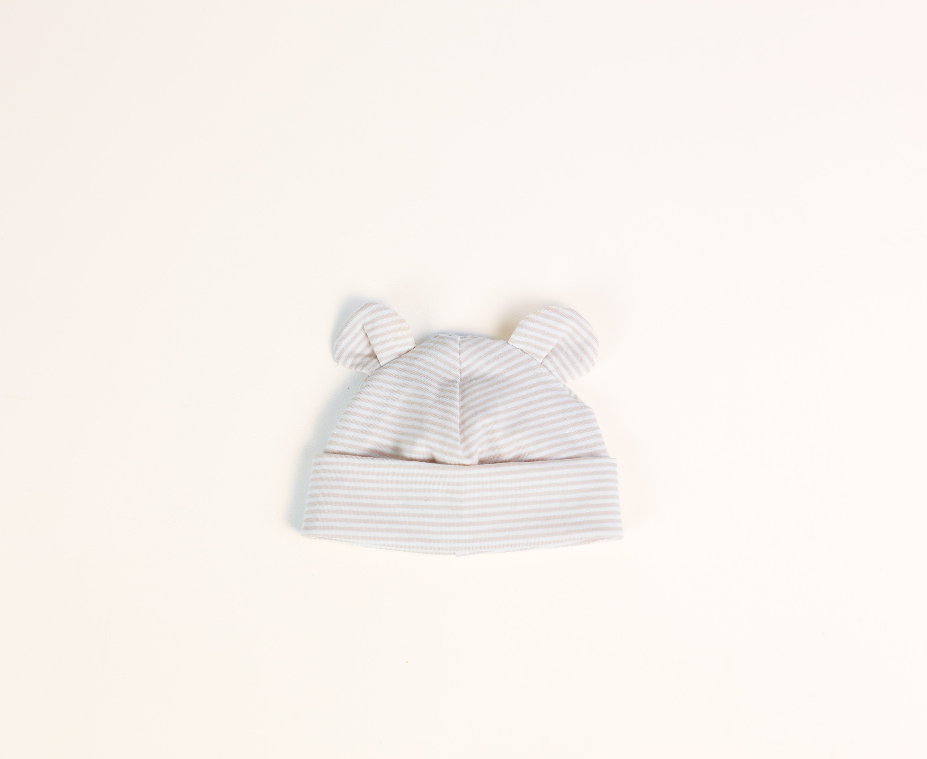 Detailansicht beige weiß gestreifter Baby Mütze
