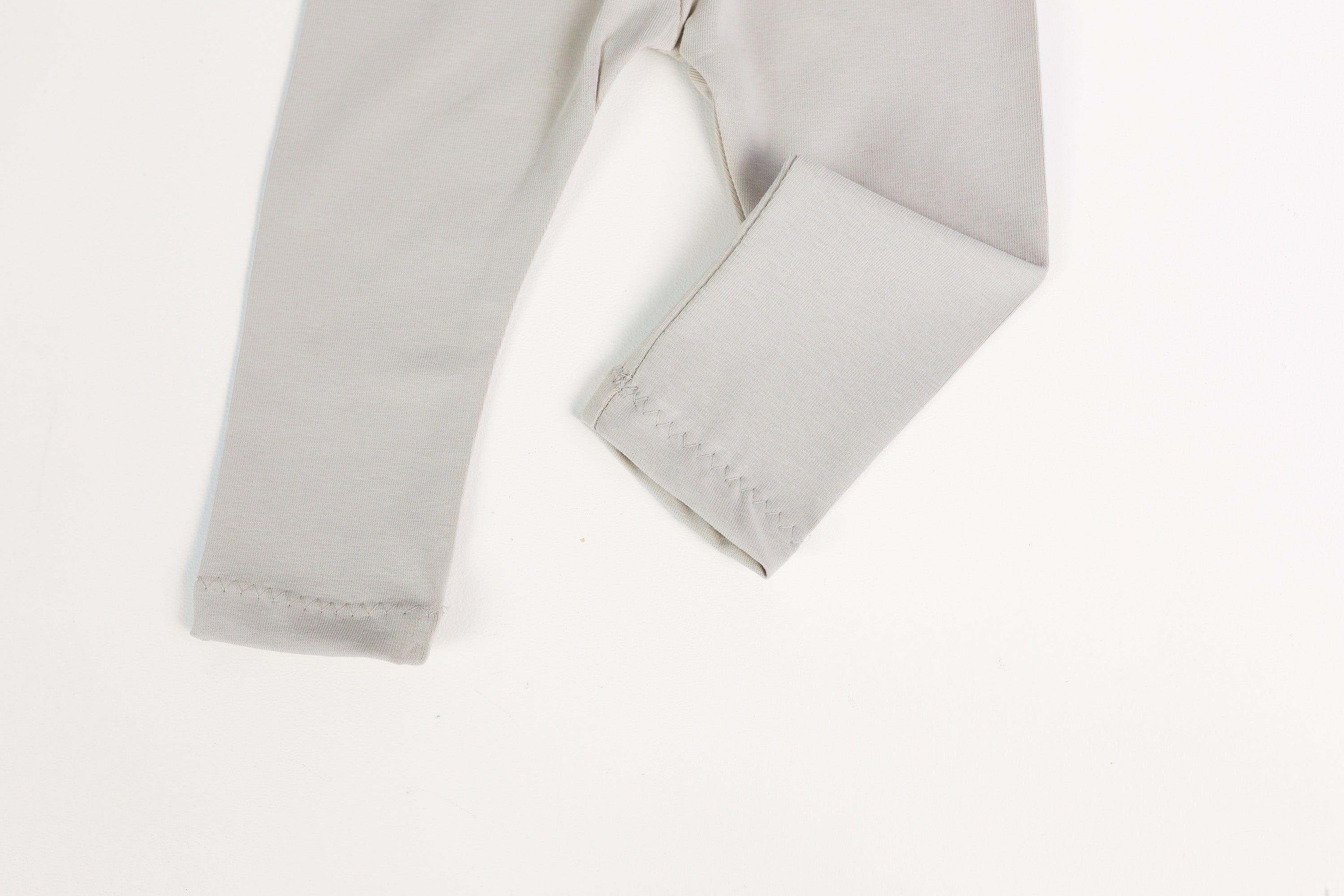 Detailansicht Petit Amour Club Schriftzug auf beiger Leggings
