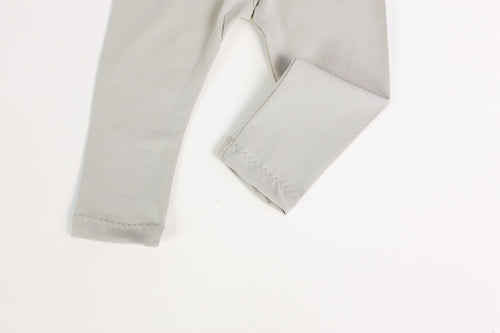 Detailansicht Petit Amour Club Schriftzug auf beiger Leggings
