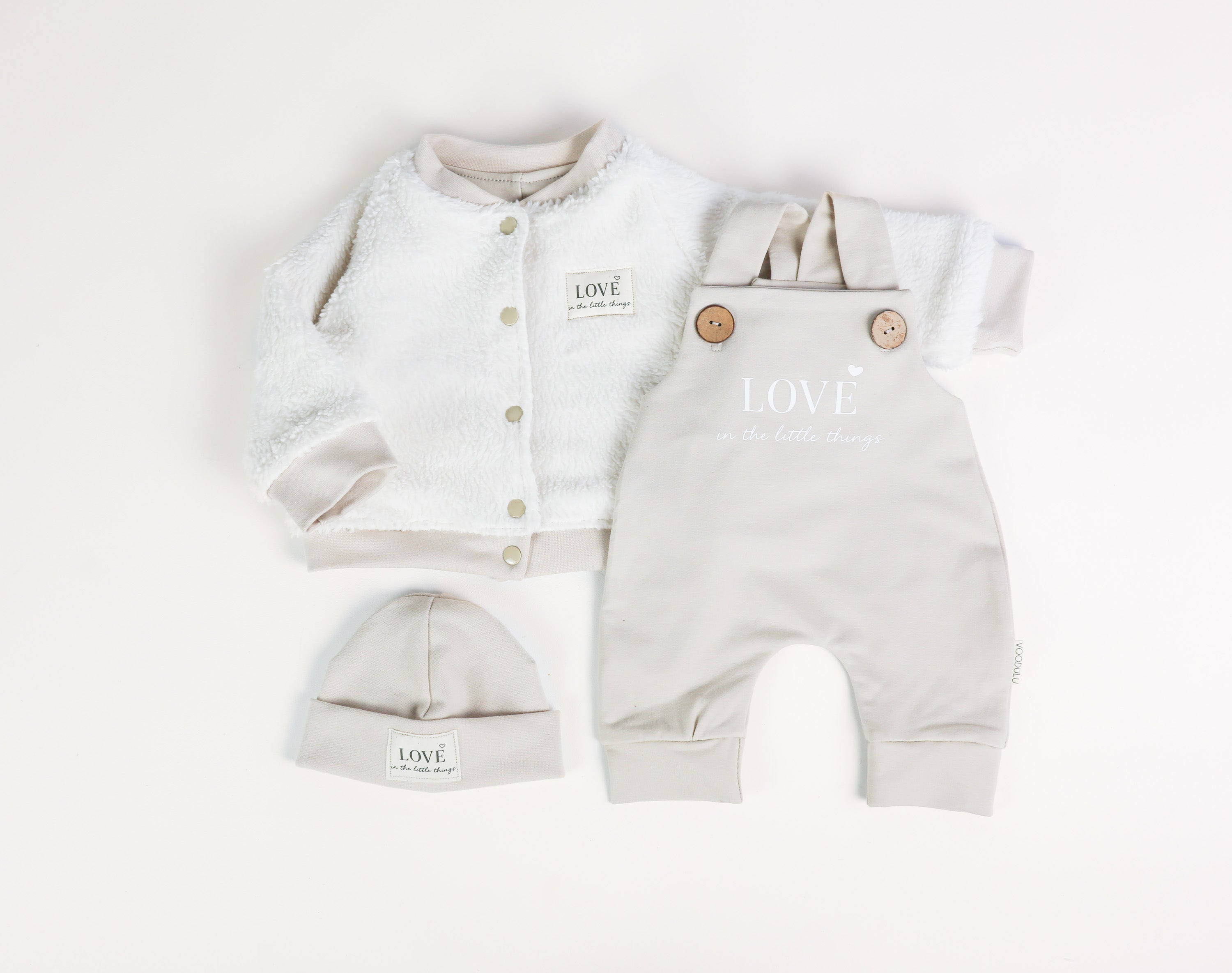 LOVE Signature Baby Set mit Collegejacke, Latzhose und Mütze in Naturtönen von VOODULU