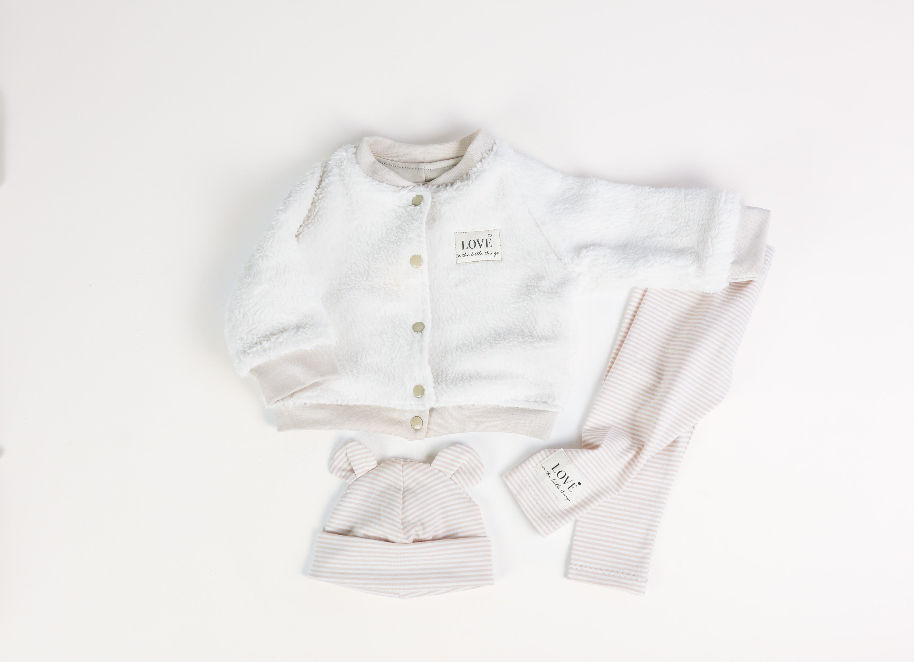 Baby Set mit Teddy Collegejacke in Ecru, Mütze und gestreifter Jersey Leggings von VOODULU