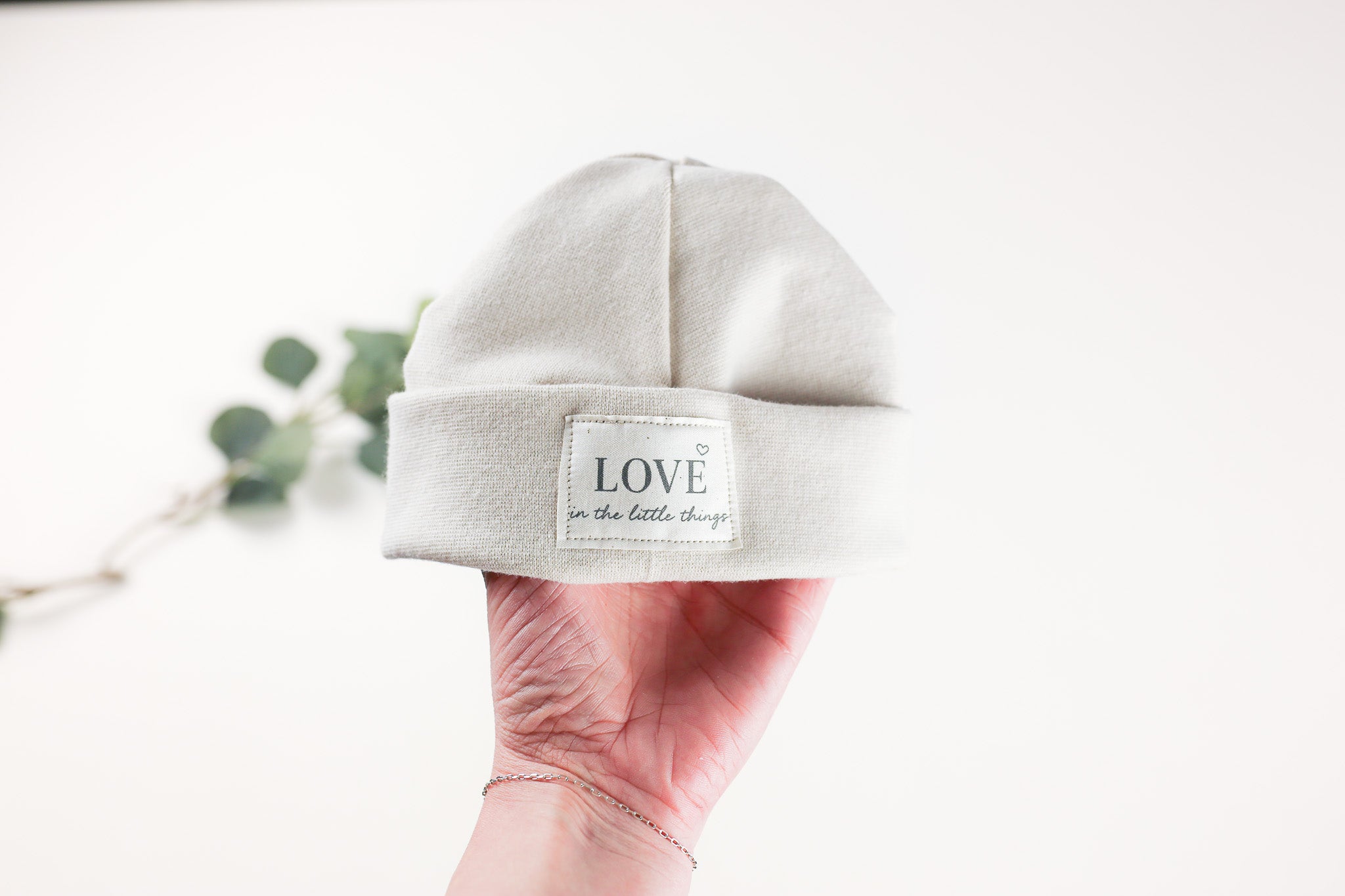 Beige Baby Mütze mit Love in the little things Patch von VOODULU
