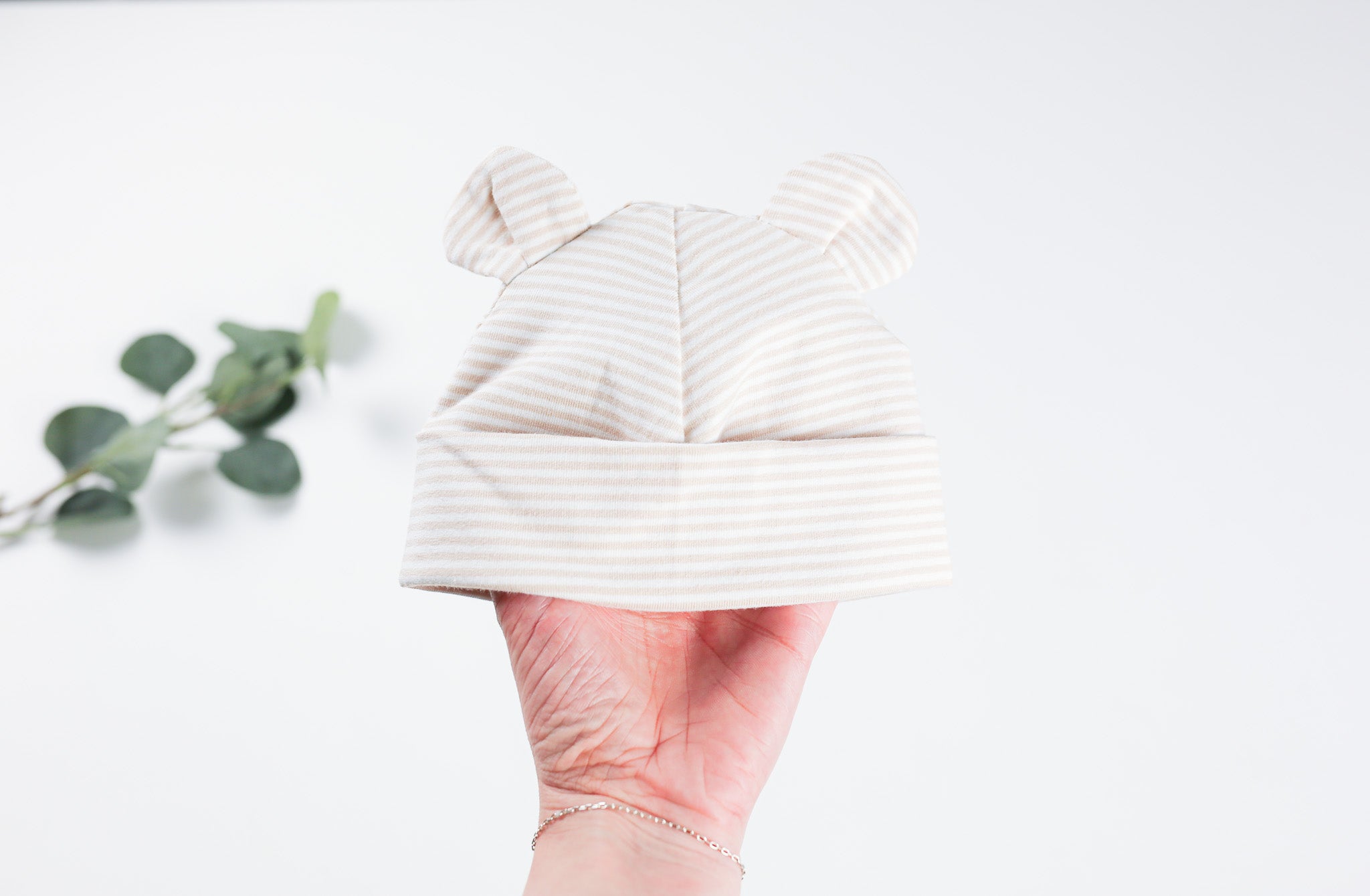 Gestreifte Baby Mütze in Beige Weiß mit Teddyohren von VOODULU
