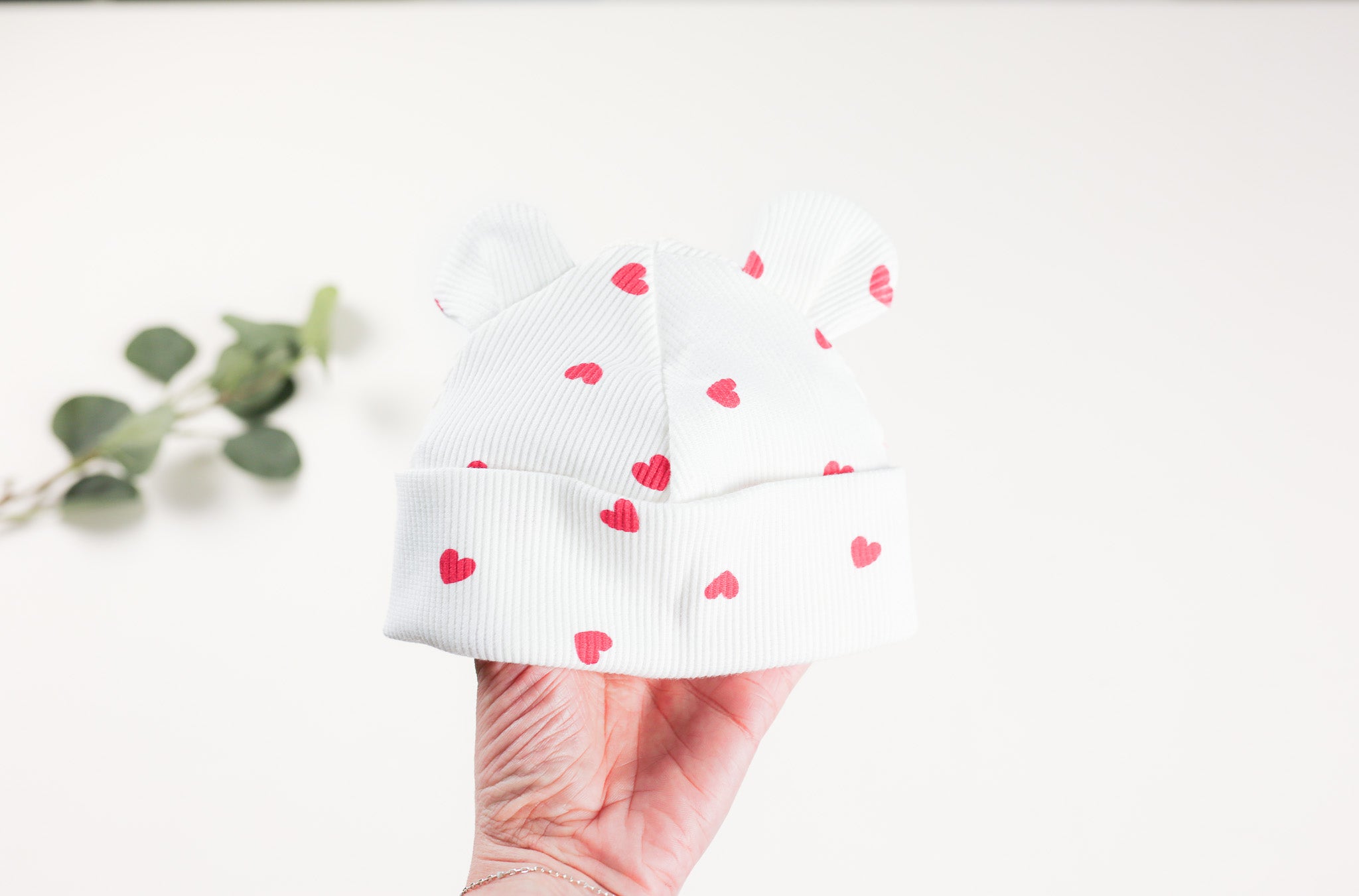 Baby Mütze in Weiß mit roten Herzen und Teddyohren von VOODULU