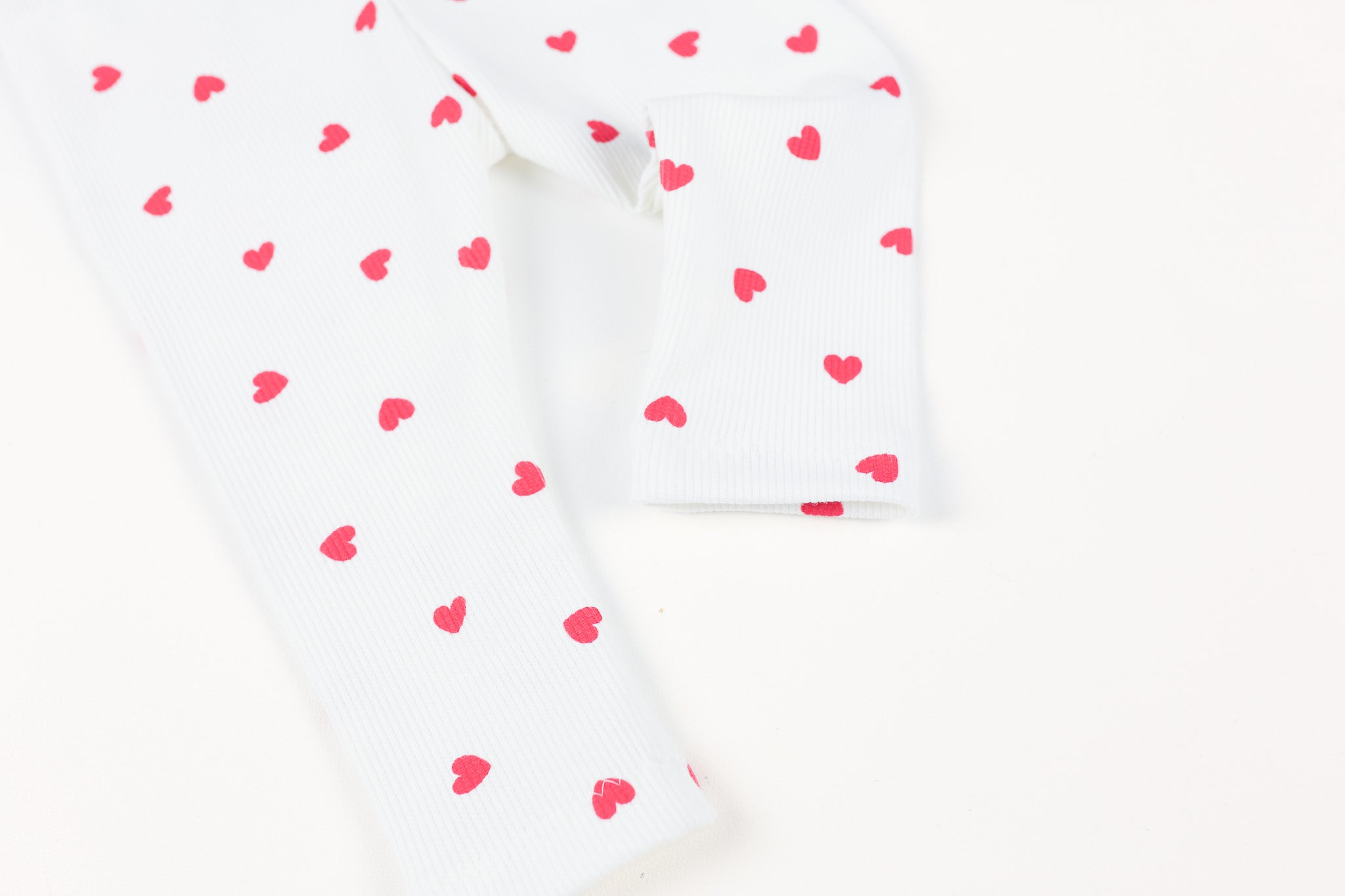 Detailansicht Baby Leggings mit kleinen roten Herzen
